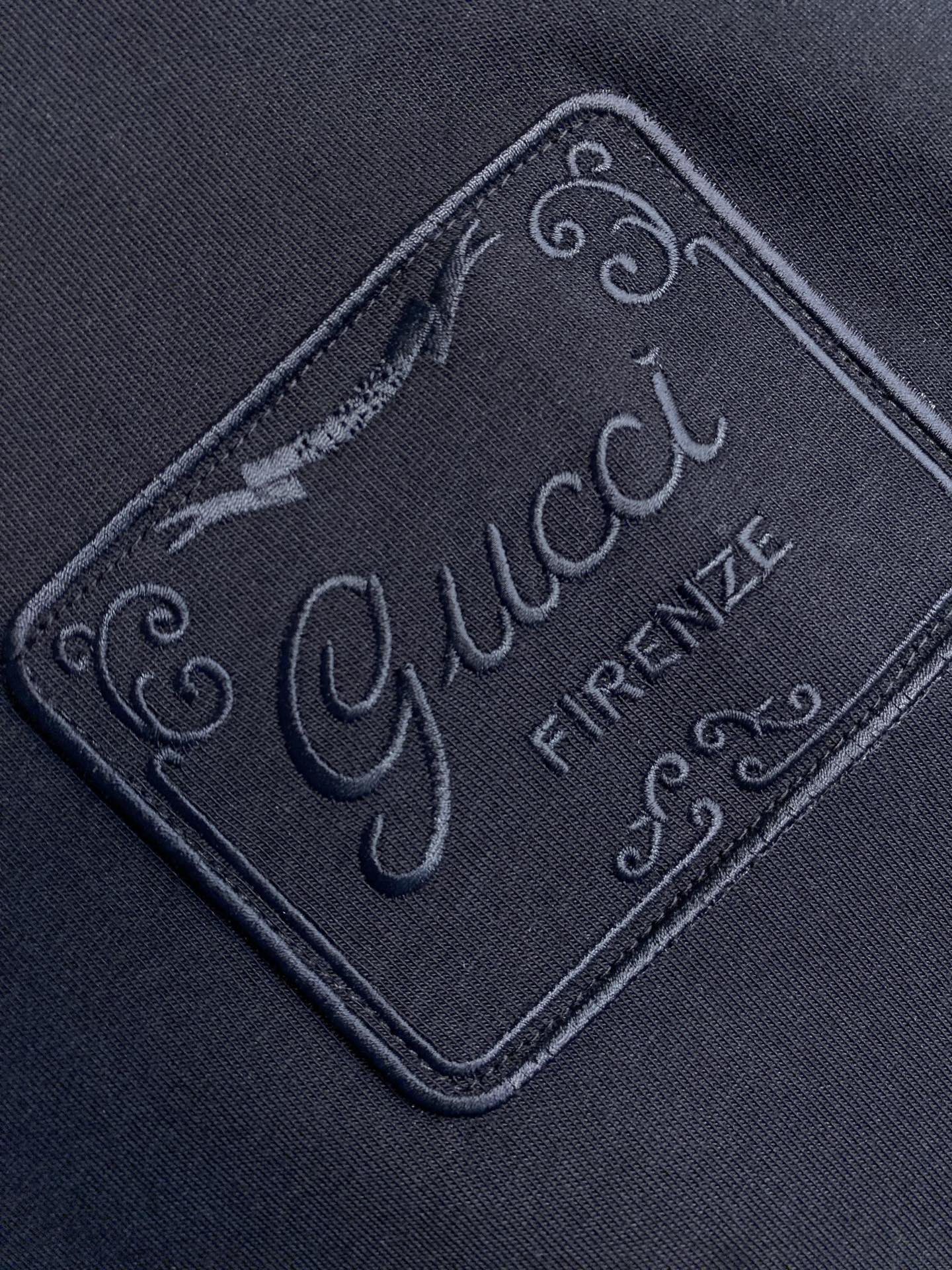 🌟🌟Gucci 26SS早春徽章刺绣典藏标识棉质半袖T恤作为专属灵感来源，贯穿系列多款设计。这款T恤甄选