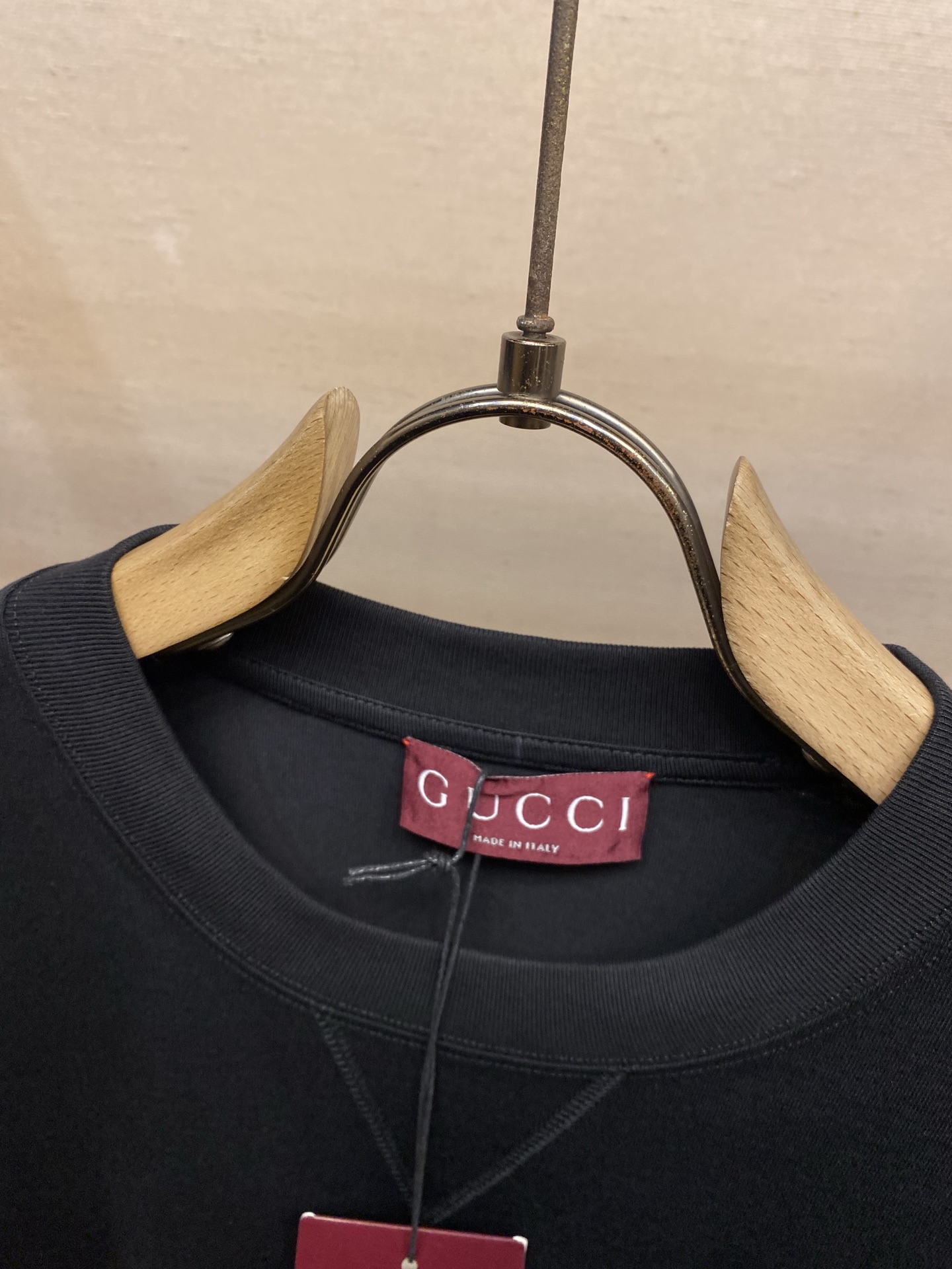🌟🌟Gucci 26SS早春徽章刺绣典藏标识棉质半袖T恤作为专属灵感来源，贯穿系列多款设计。这款T恤甄选