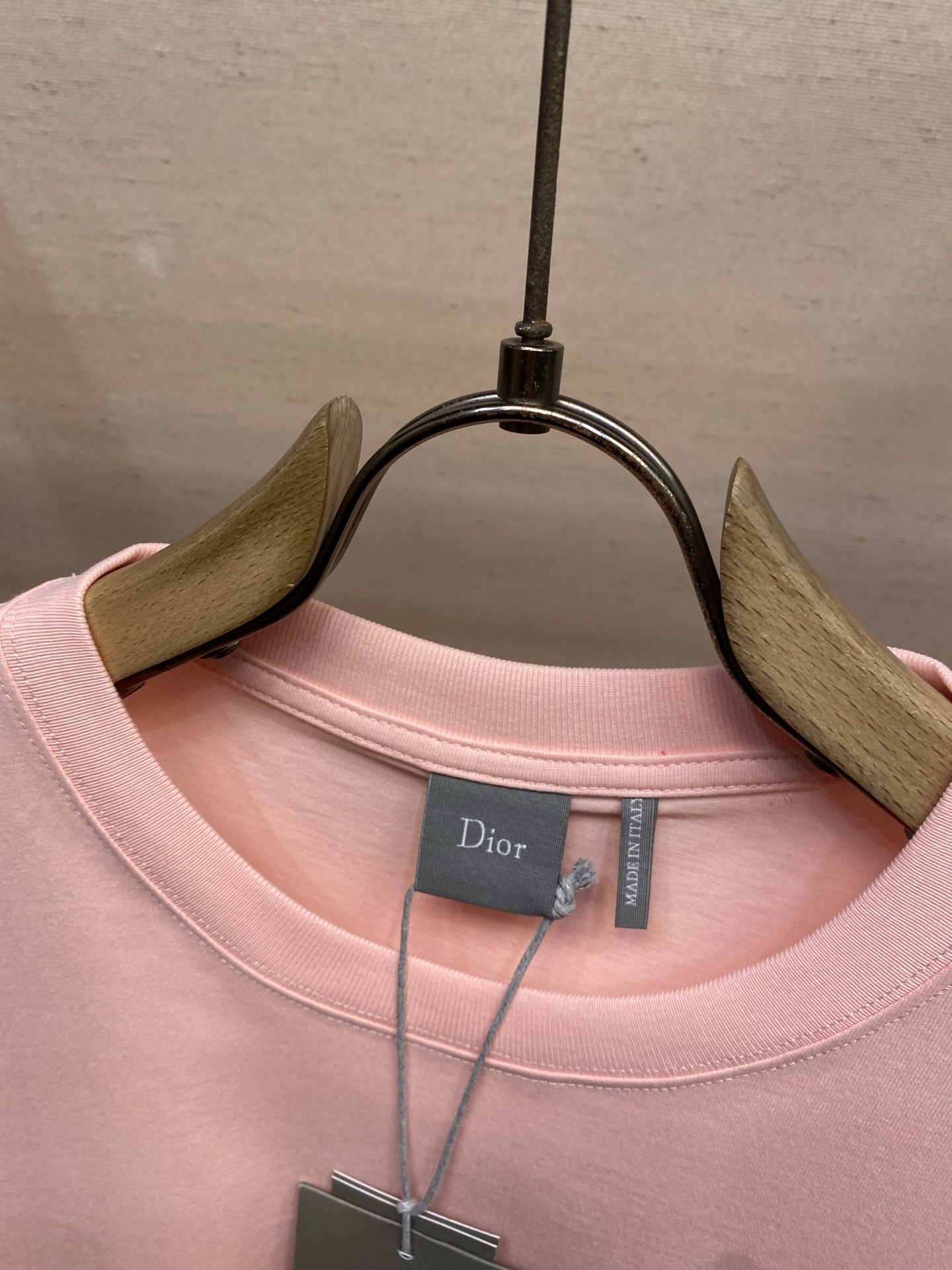 🌟🌟Dior CD 2026FW 这款T恤是二零二六夏季男装系列新品，是衣橱里的经典单品。采用棉质平纹针