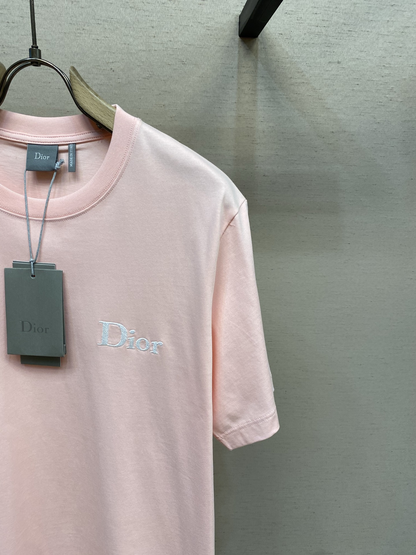 🌟🌟Dior CD 2026FW 这款T恤是二零二六夏季男装系列新品，是衣橱里的经典单品。采用棉质平纹针