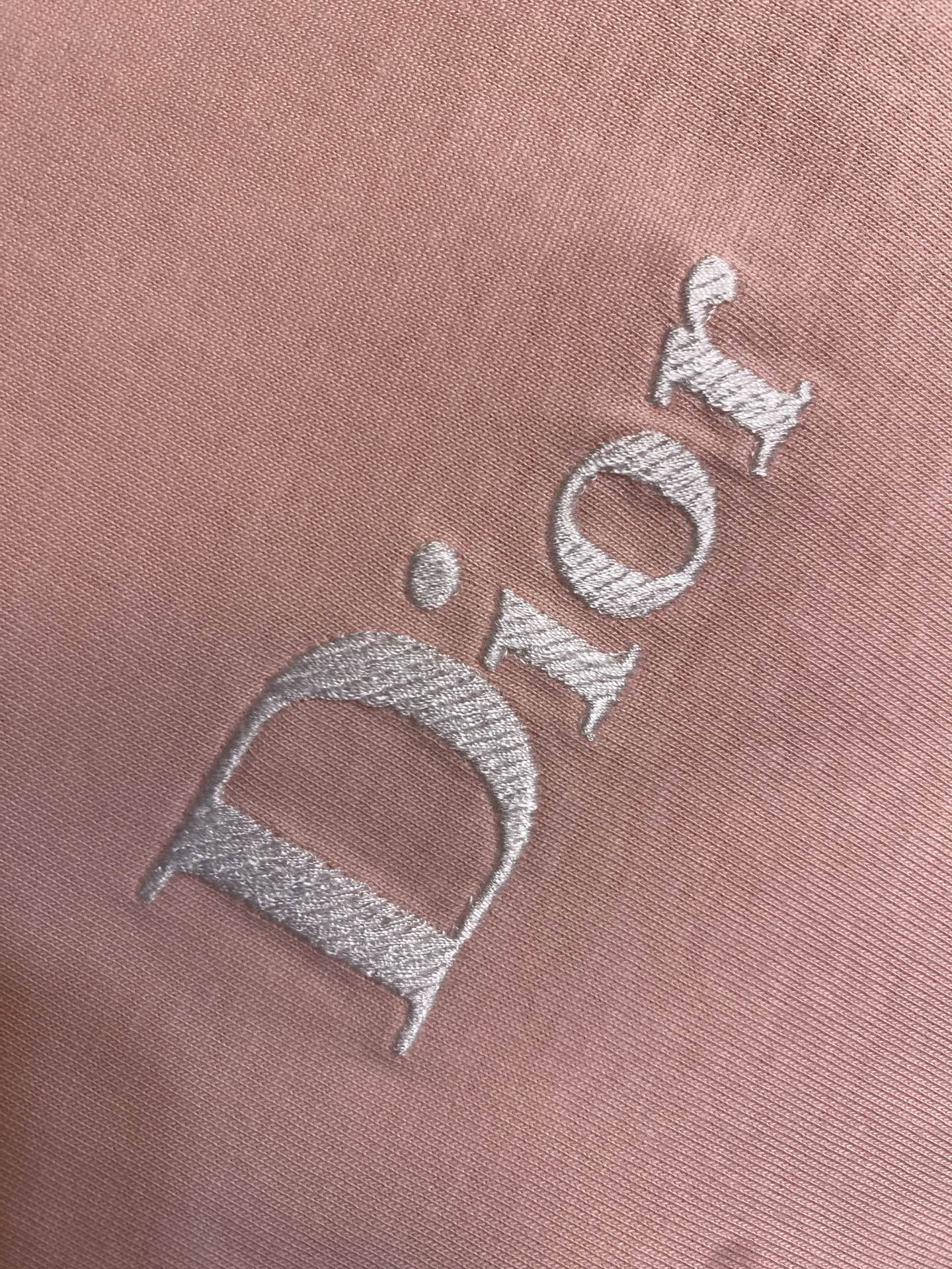 🌟🌟Dior CD 2026FW 这款T恤是二零二六夏季男装系列新品，是衣橱里的经典单品。采用棉质平纹针