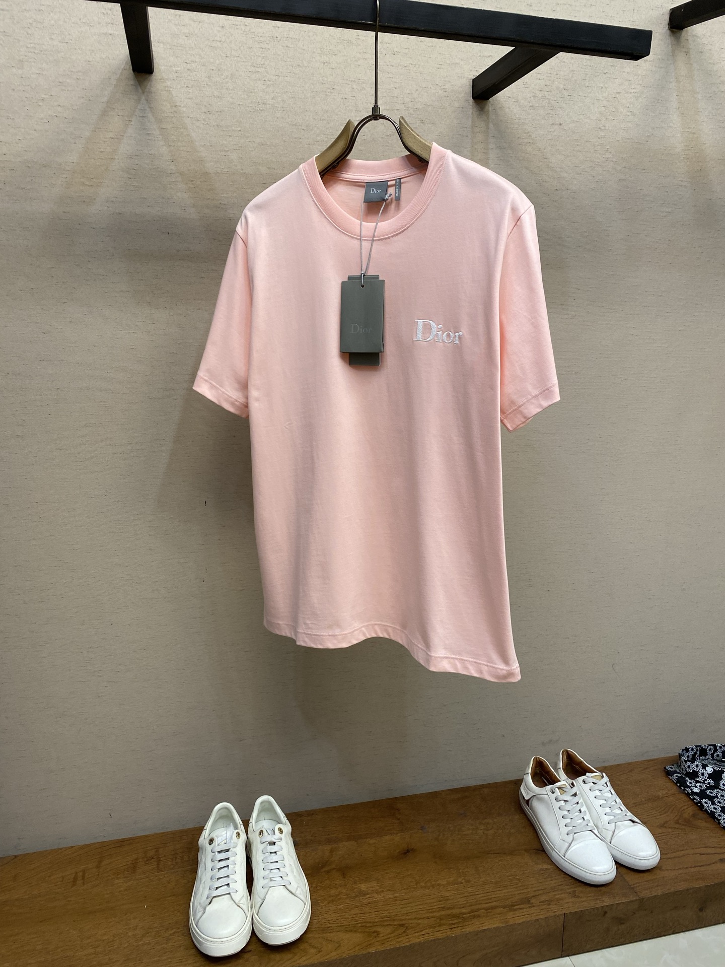 🌟🌟Dior CD 2026FW 这款T恤是二零二六夏季男装系列新品，是衣橱里的经典单品。采用棉质平纹针