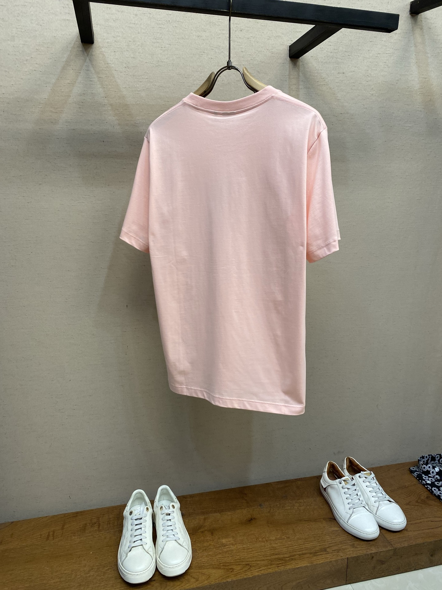 🌟🌟Dior CD 2026FW 这款T恤是二零二六夏季男装系列新品，是衣橱里的经典单品。采用棉质平纹针