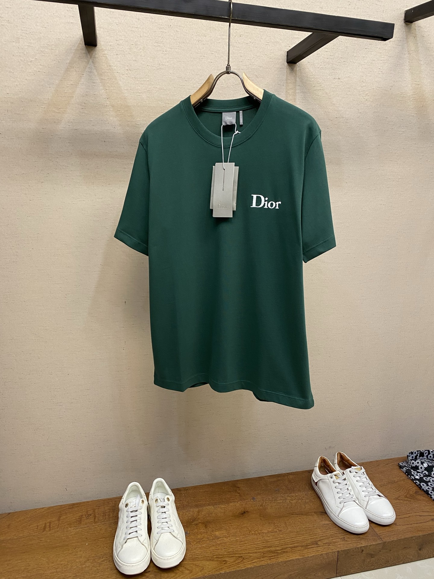 🌟🌟Dior CD 2026FW 这款T恤是二零二六夏季男装系列新品，是衣橱里的经典单品。采用棉质平纹针
