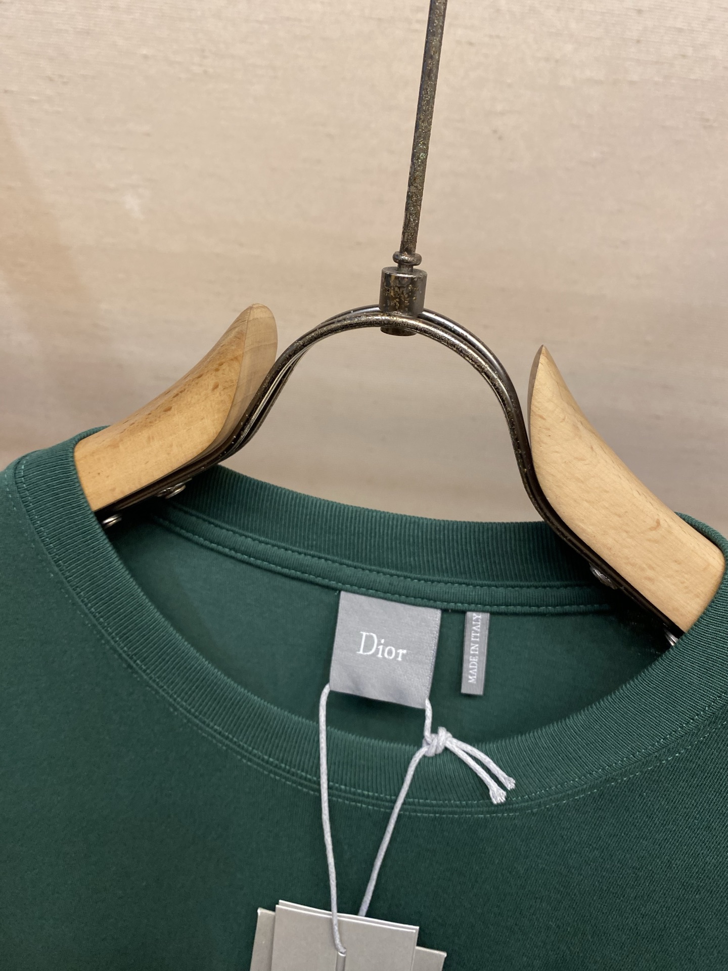 🌟🌟Dior CD 2026FW 这款T恤是二零二六夏季男装系列新品，是衣橱里的经典单品。采用棉质平纹针