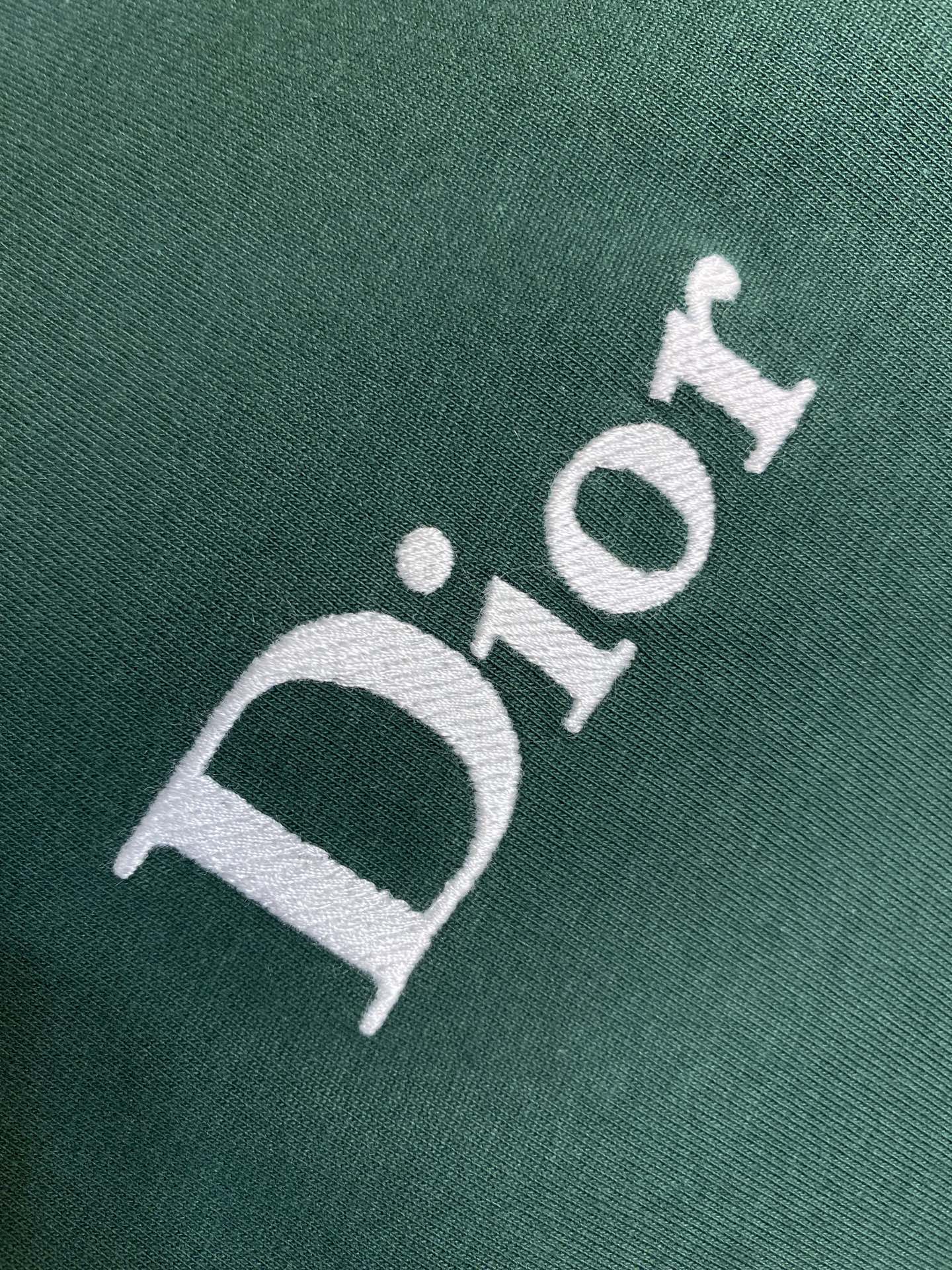 🌟🌟Dior CD 2026FW 这款T恤是二零二六夏季男装系列新品，是衣橱里的经典单品。采用棉质平纹针