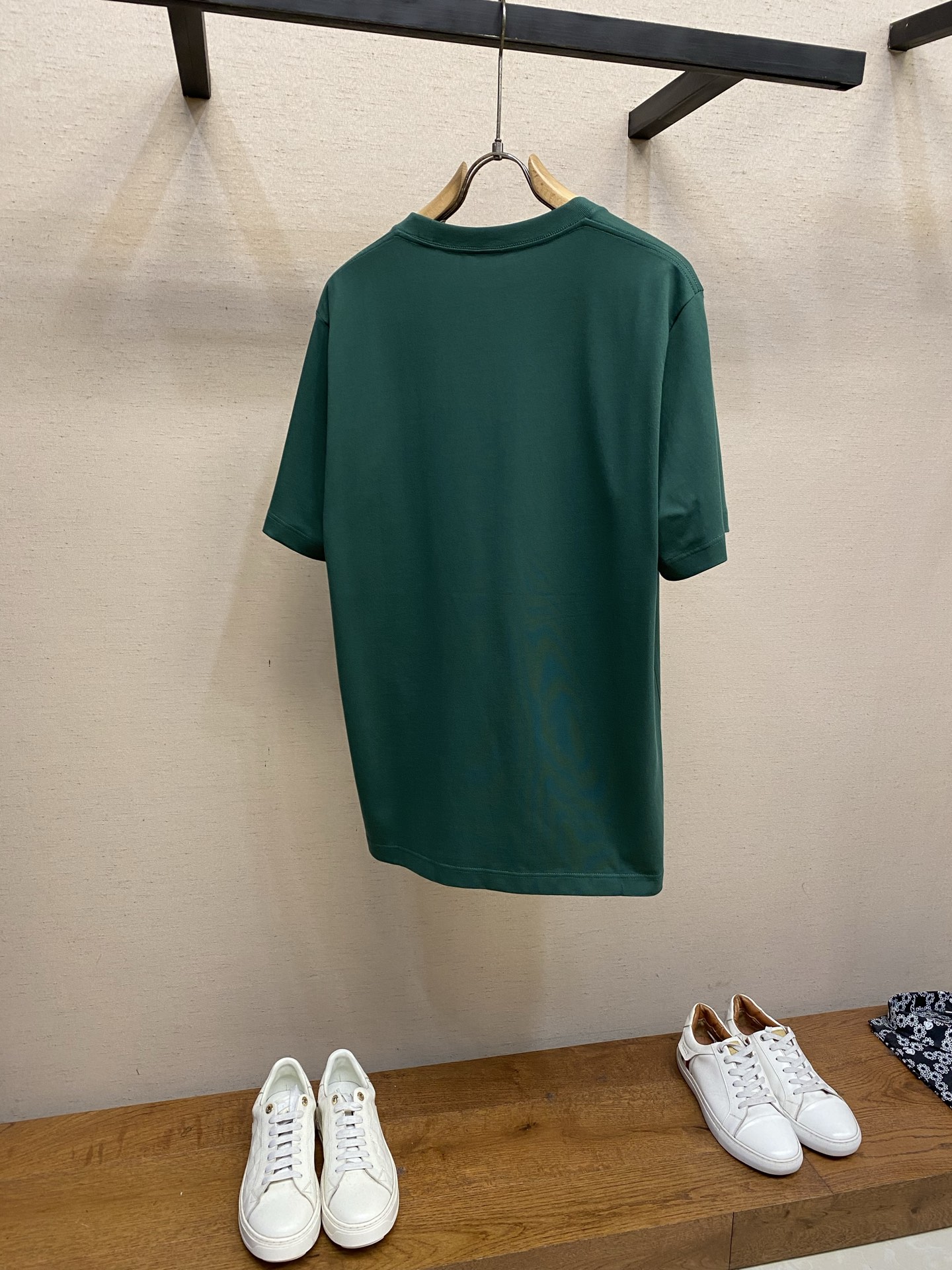 🌟🌟Dior CD 2026FW 这款T恤是二零二六夏季男装系列新品，是衣橱里的经典单品。采用棉质平纹针