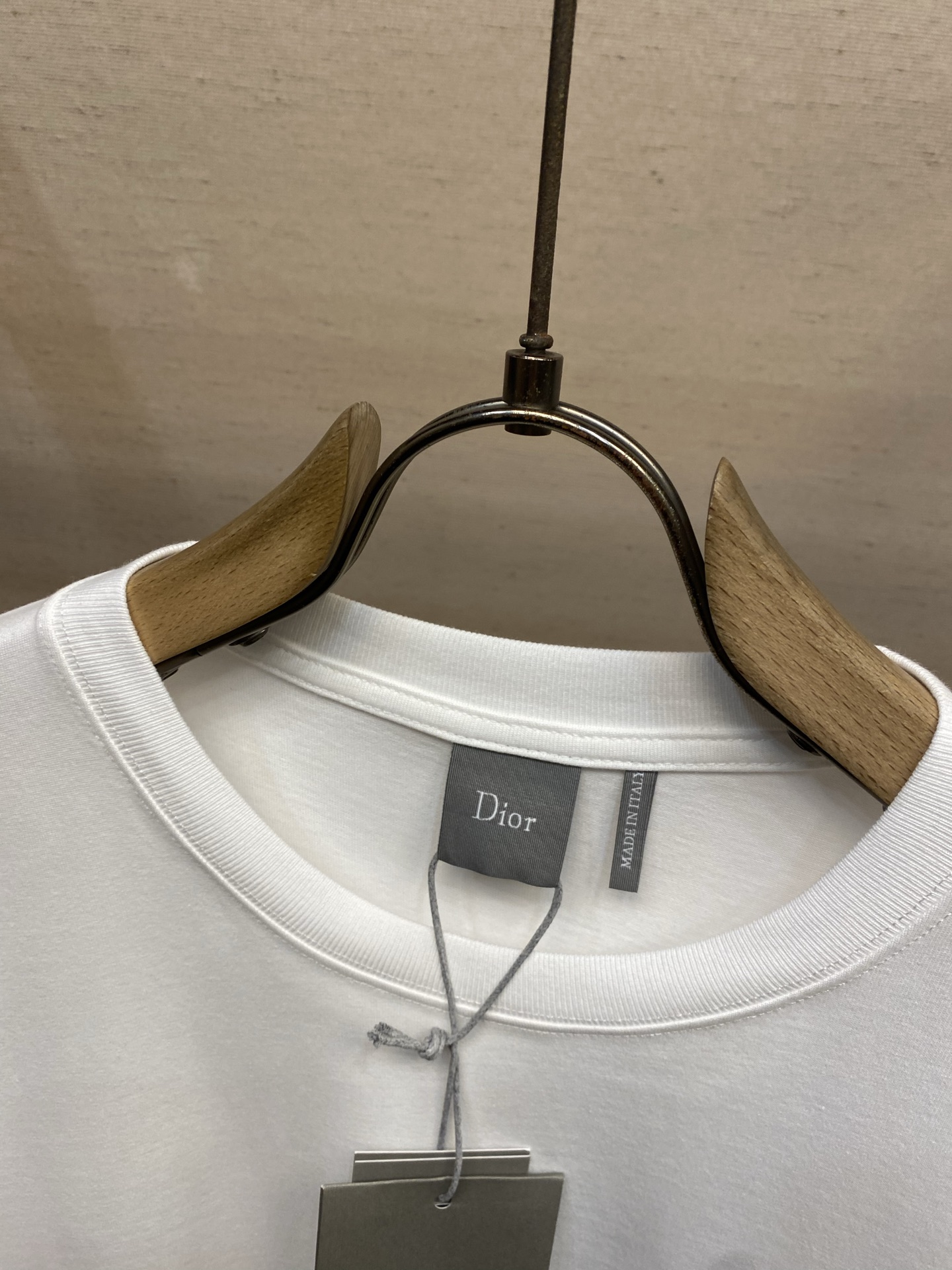 🌟🌟Dior CD 2026FW 这款T恤是二零二六夏季男装系列新品，是衣橱里的经典单品。采用棉质平纹针