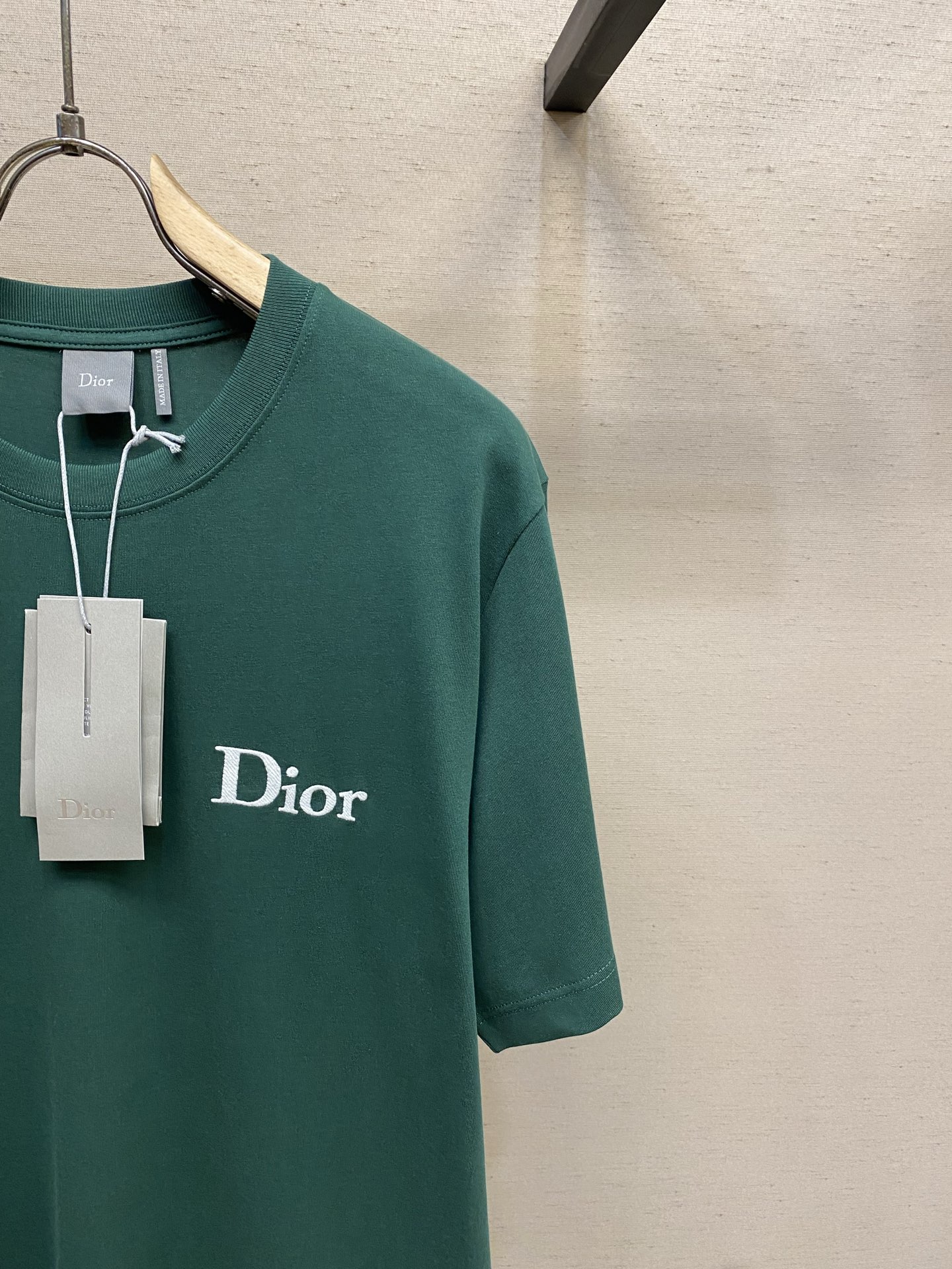 🌟🌟Dior CD 2026FW 这款T恤是二零二六夏季男装系列新品，是衣橱里的经典单品。采用棉质平纹针