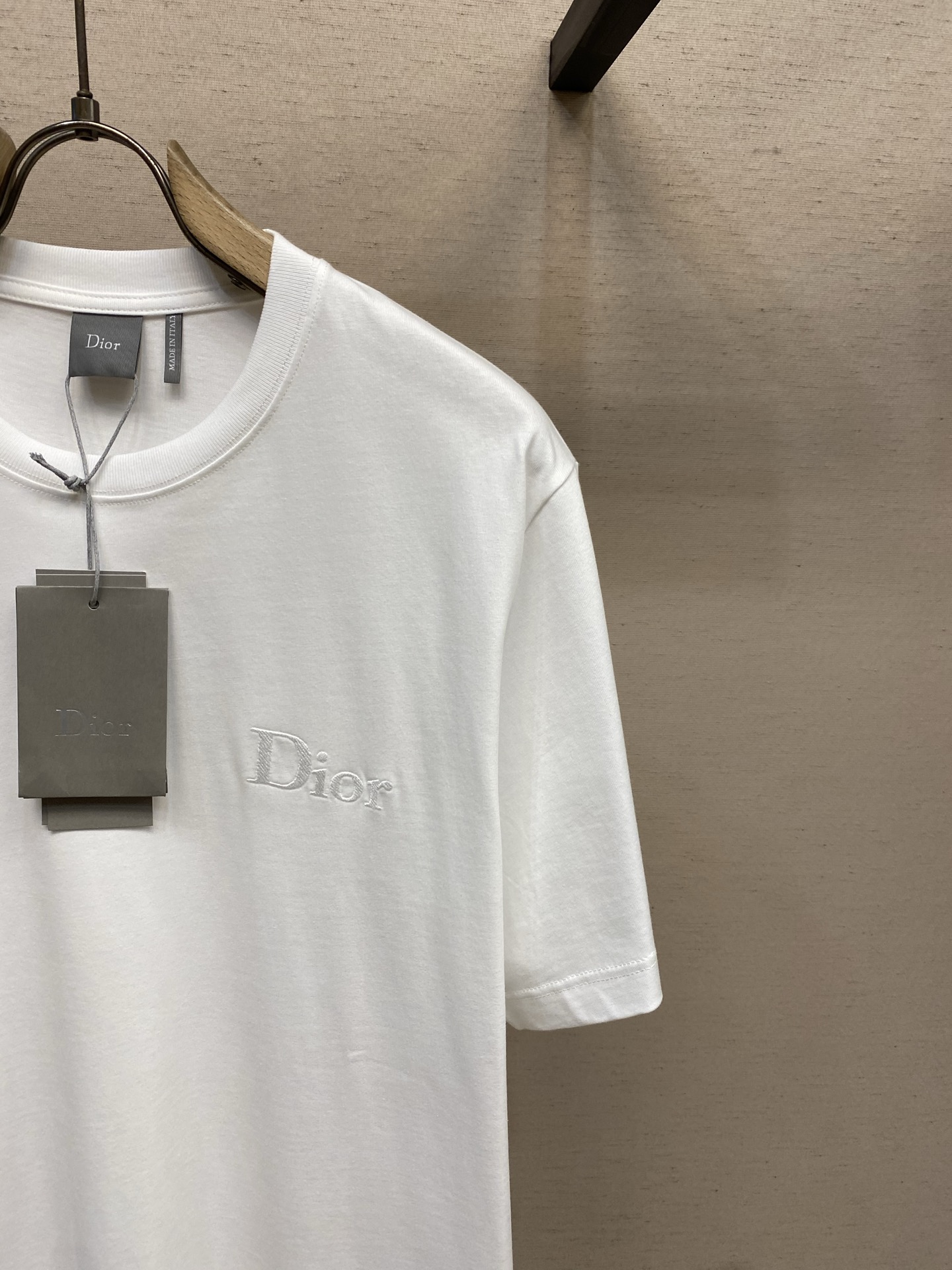 🌟🌟Dior CD 2026FW 这款T恤是二零二六夏季男装系列新品，是衣橱里的经典单品。采用棉质平纹针