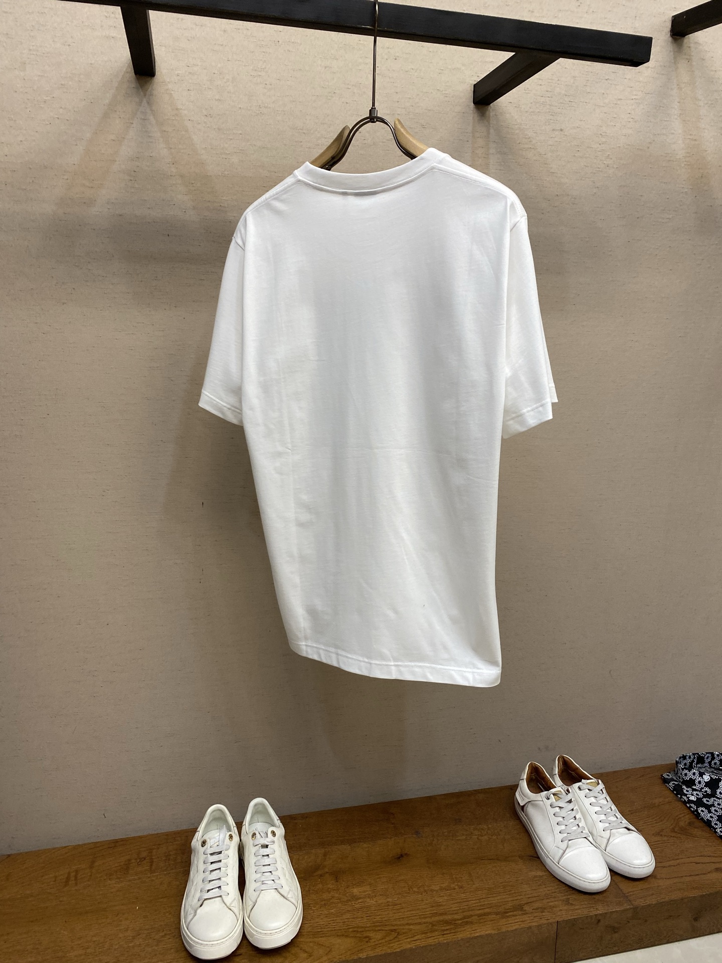 🌟🌟Dior CD 2026FW 这款T恤是二零二六夏季男装系列新品，是衣橱里的经典单品。采用棉质平纹针