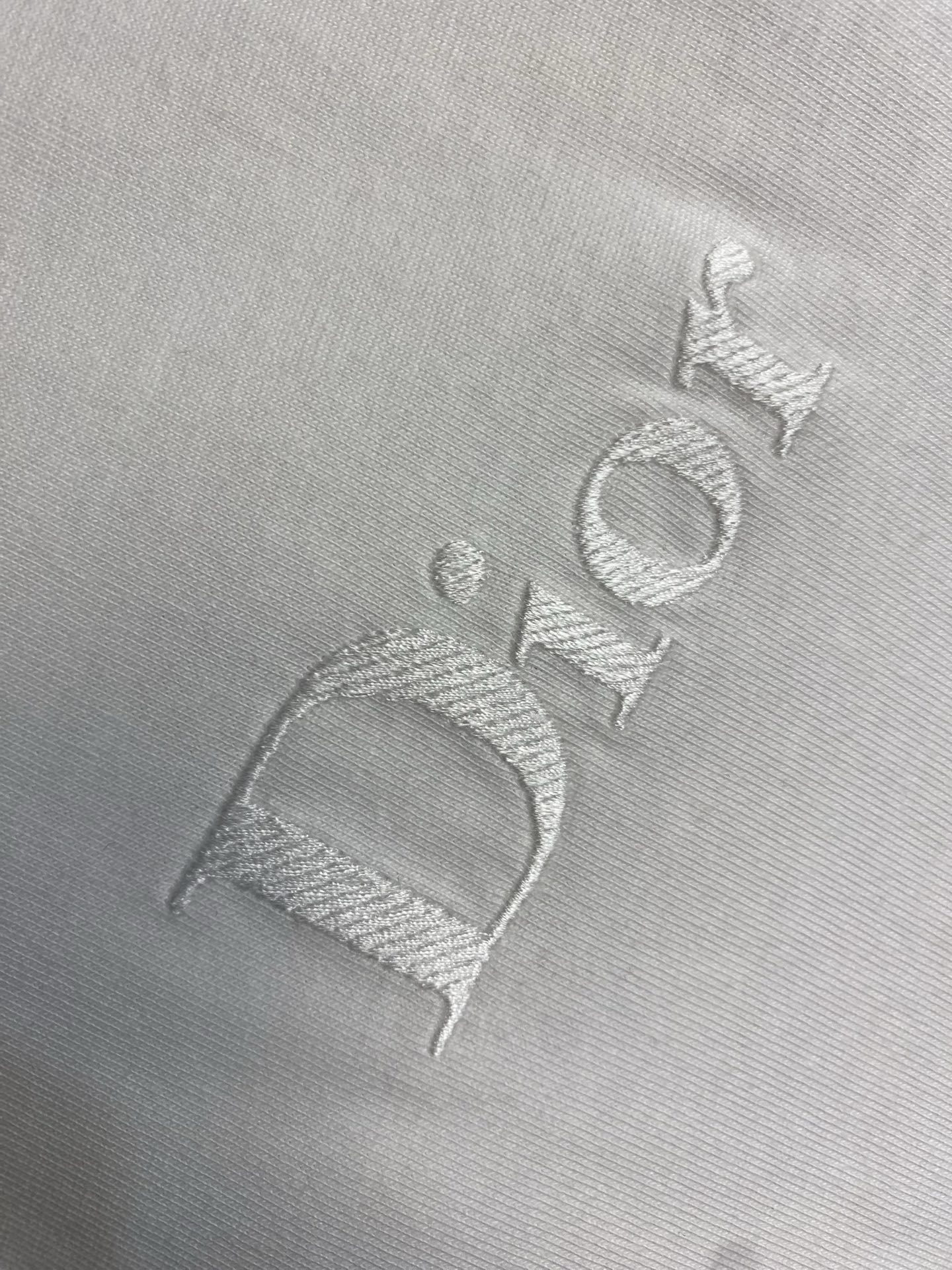 🌟🌟Dior CD 2026FW 这款T恤是二零二六夏季男装系列新品，是衣橱里的经典单品。采用棉质平纹针