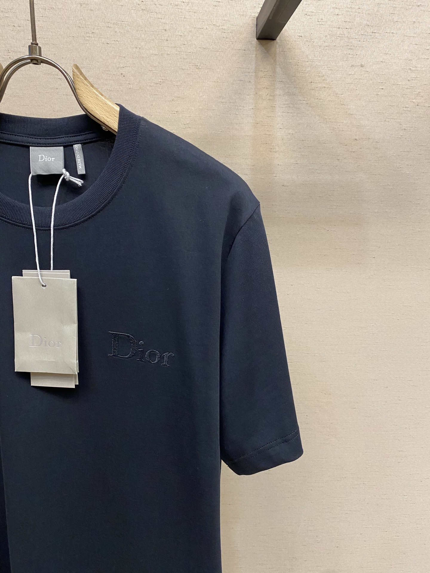 🌟🌟Dior CD 2026FW 这款T恤是二零二六夏季男装系列新品，是衣橱里的经典单品。采用棉质平纹针