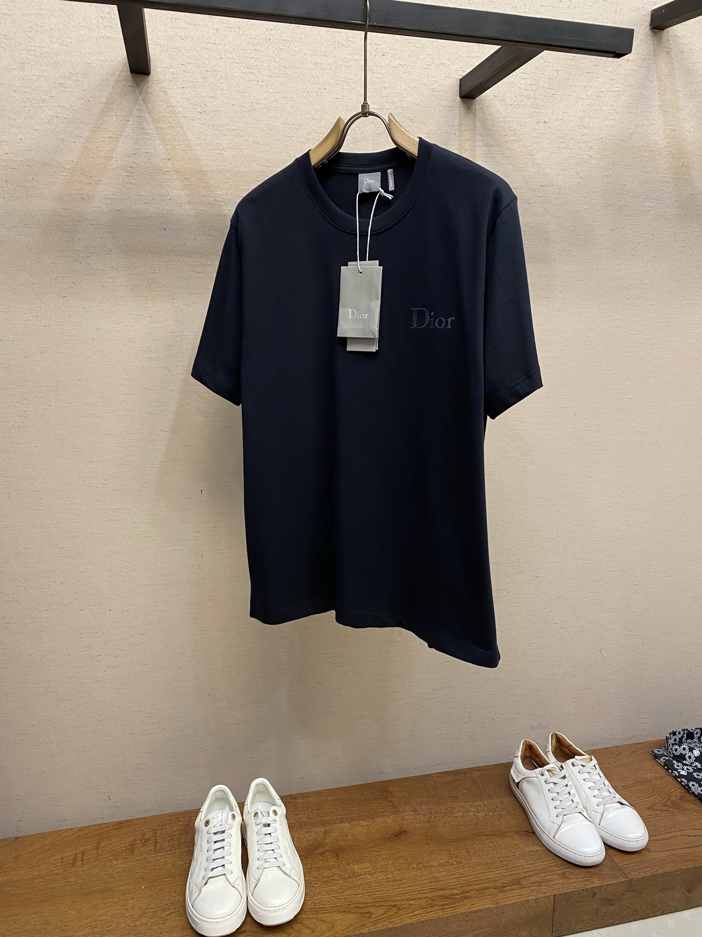 🌟🌟Dior CD 2026FW 这款T恤是二零二六夏季男装系列新品，是衣橱里的经典单品。采用棉质平纹针