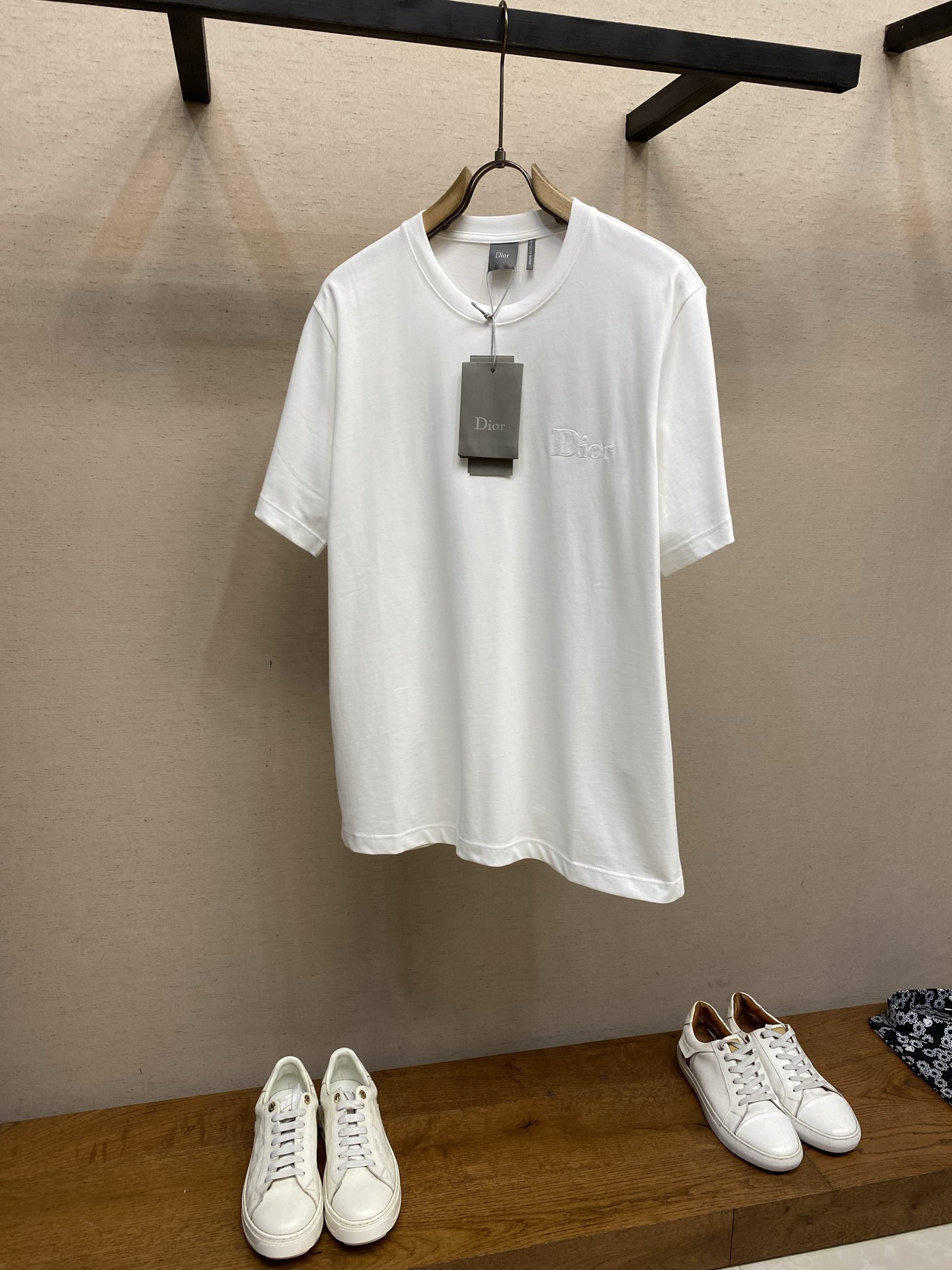 🌟🌟Dior CD 2026FW 这款T恤是二零二六夏季男装系列新品，是衣橱里的经典单品。采用棉质平纹针
