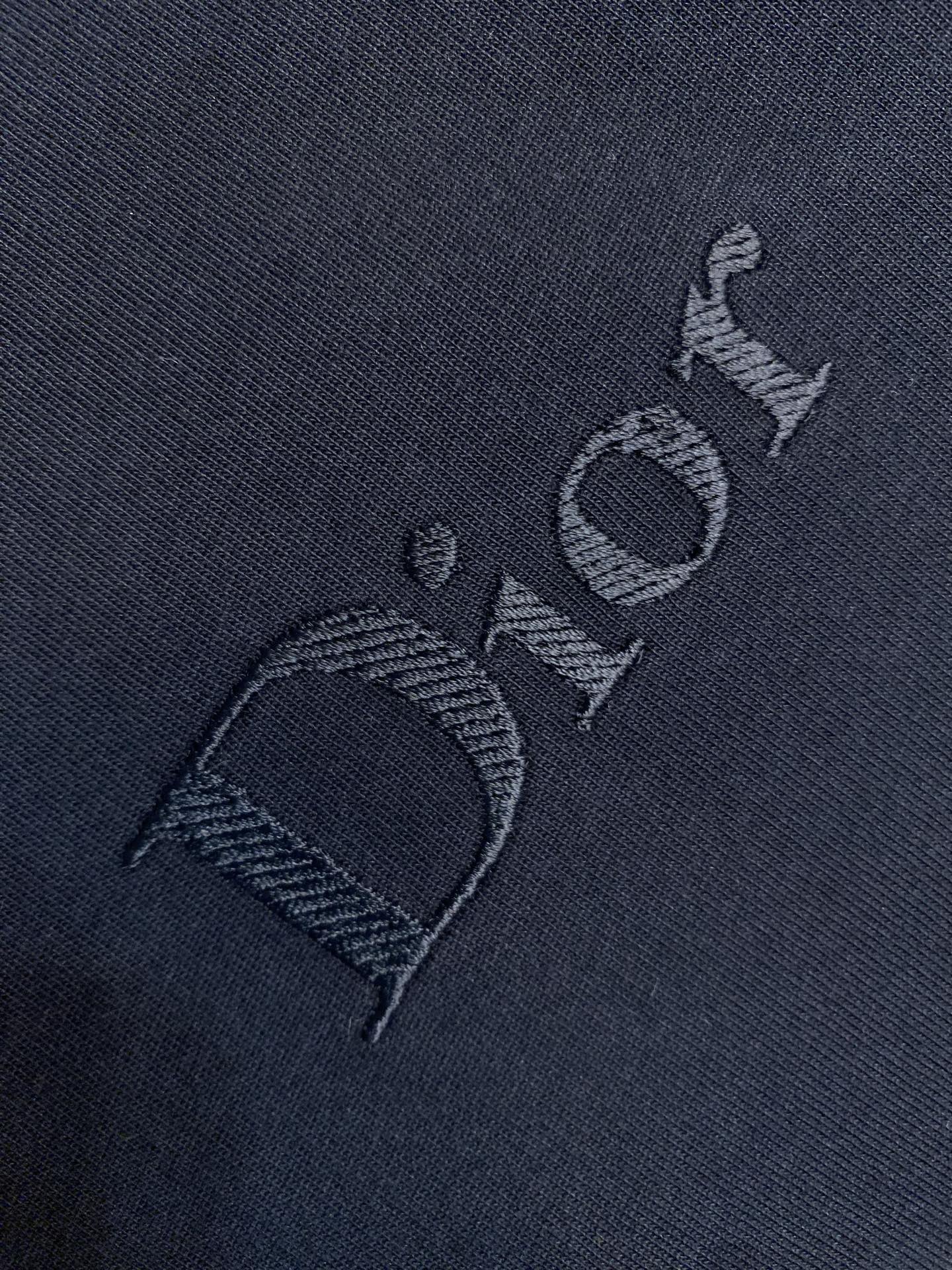 🌟🌟Dior CD 2026FW 这款T恤是二零二六夏季男装系列新品，是衣橱里的经典单品。采用棉质平纹针