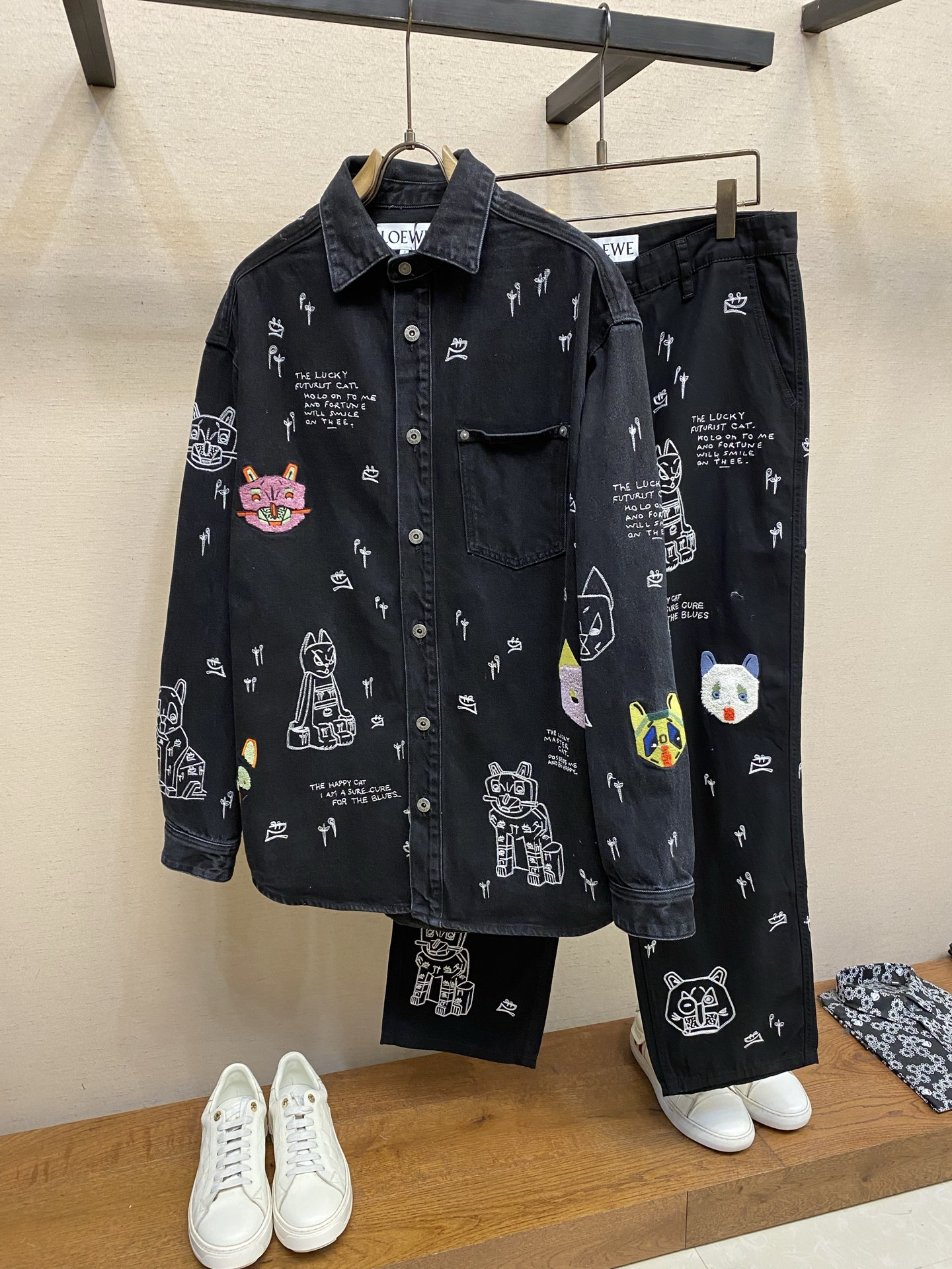 。（外套）🌟🌟Loewe 罗意威 Louis Wain联名重工猫咪刺绣宽松衬衫式牛仔外套耗时接近一个多月