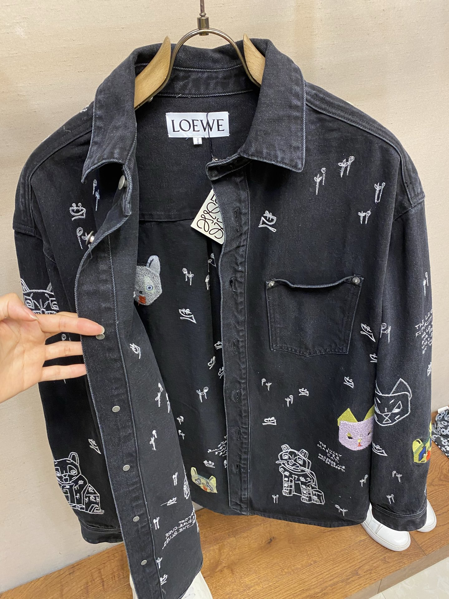 。（外套）🌟🌟Loewe 罗意威 Louis Wain联名重工猫咪刺绣宽松衬衫式牛仔外套耗时接近一个多月