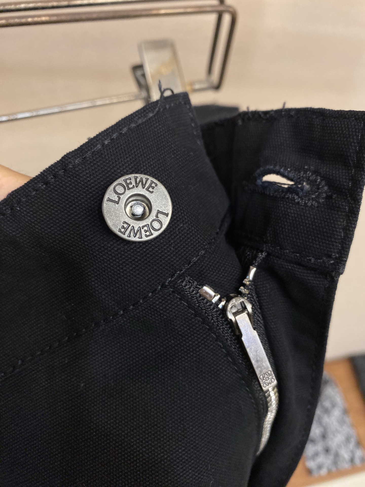 。（裤子）🌟🌟Loewe Louis Wain联名重工猫咪刺绣宽松牛仔裤耗时接近一个多月时间定织原版面料
