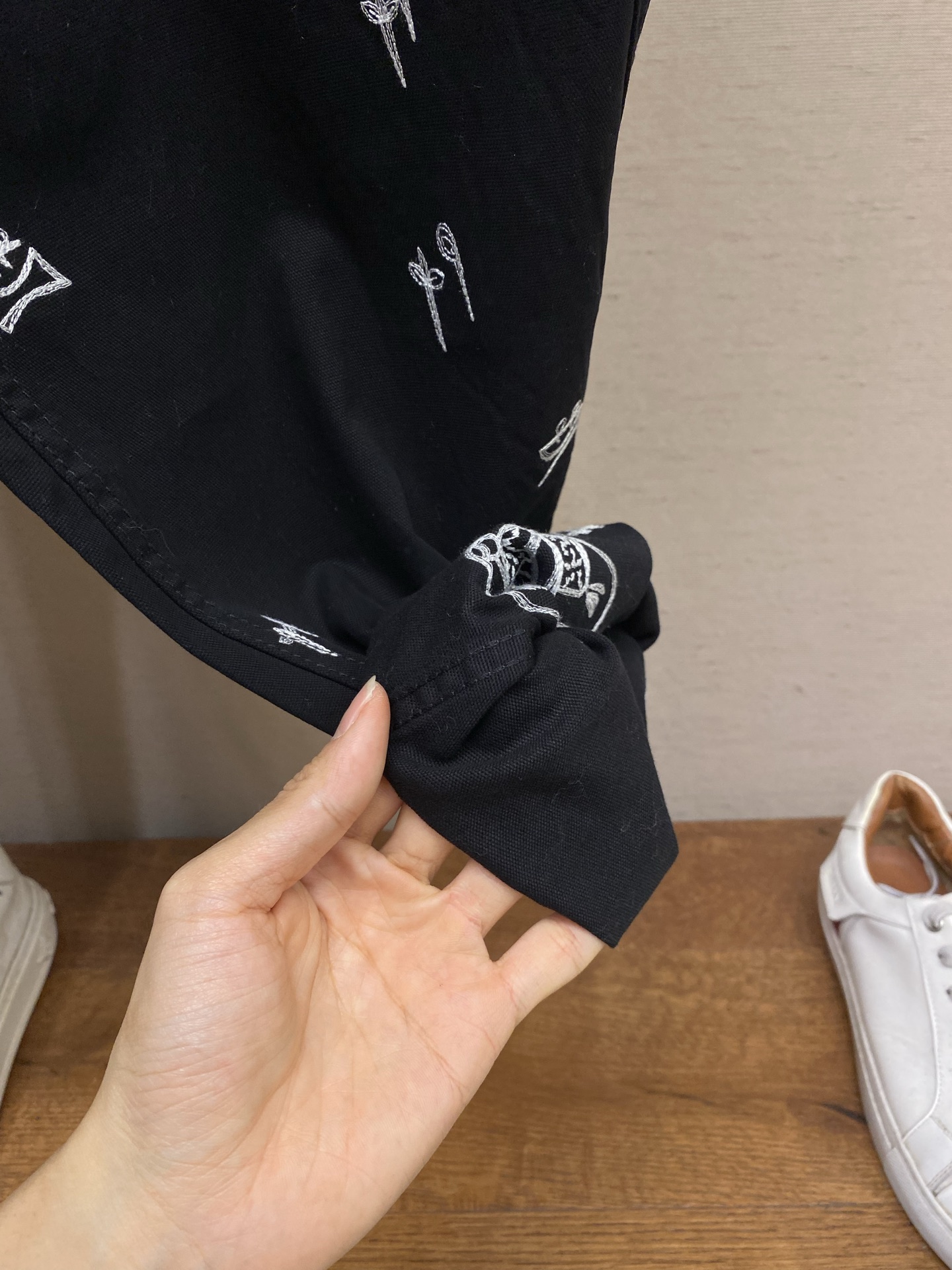 。（裤子）🌟🌟Loewe Louis Wain联名重工猫咪刺绣宽松牛仔裤耗时接近一个多月时间定织原版面料