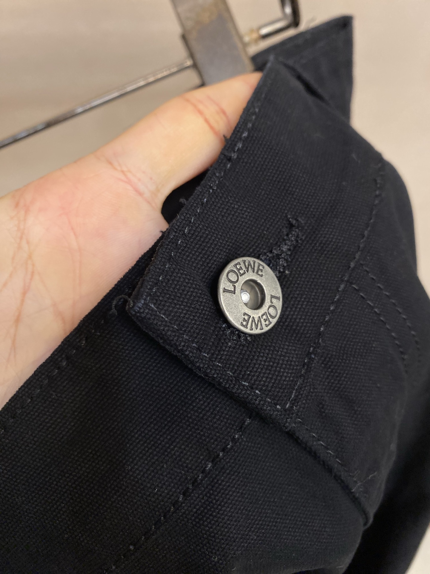 。（裤子）🌟🌟Loewe Louis Wain联名重工猫咪刺绣宽松牛仔裤耗时接近一个多月时间定织原版面料