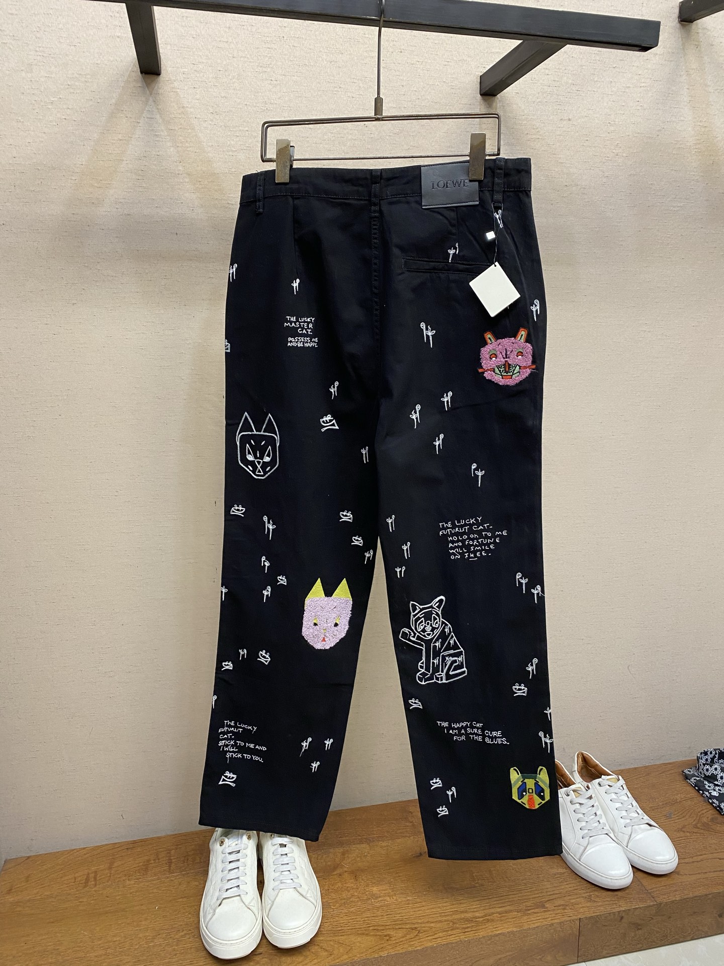 。（裤子）🌟🌟Loewe Louis Wain联名重工猫咪刺绣宽松牛仔裤耗时接近一个多月时间定织原版面料