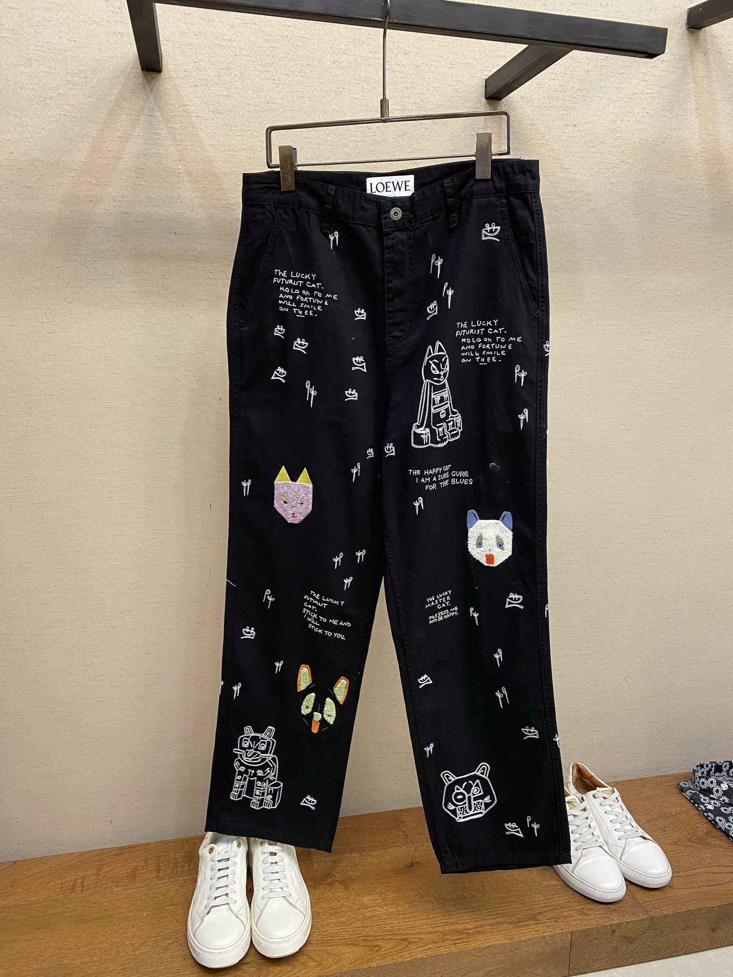 。（裤子）🌟🌟Loewe Louis Wain联名重工猫咪刺绣宽松牛仔裤耗时接近一个多月时间定织原版面料