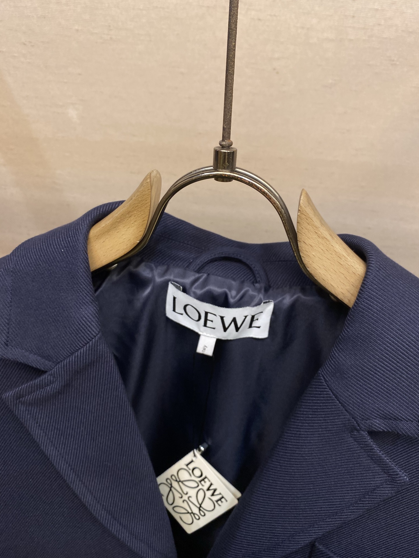 。（外套）🌟🌟Loewe 罗意威 SS26 早春新品西装领设计短款夹克外套尺码：S-XL
