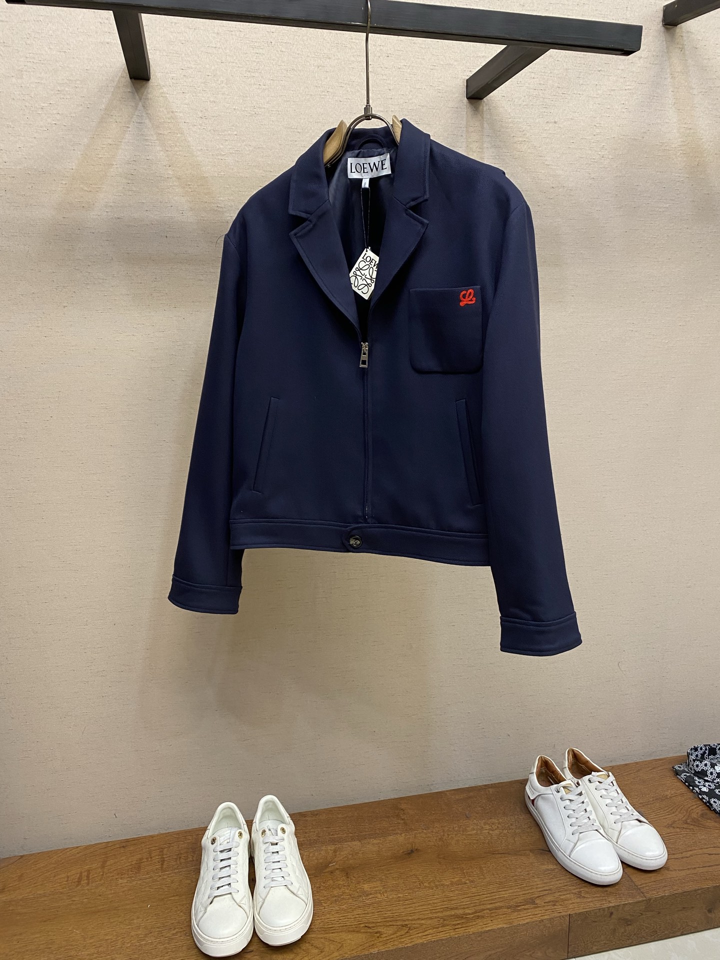 。（外套）🌟🌟Loewe 罗意威 SS26 早春新品西装领设计短款夹克外套尺码：S-XL