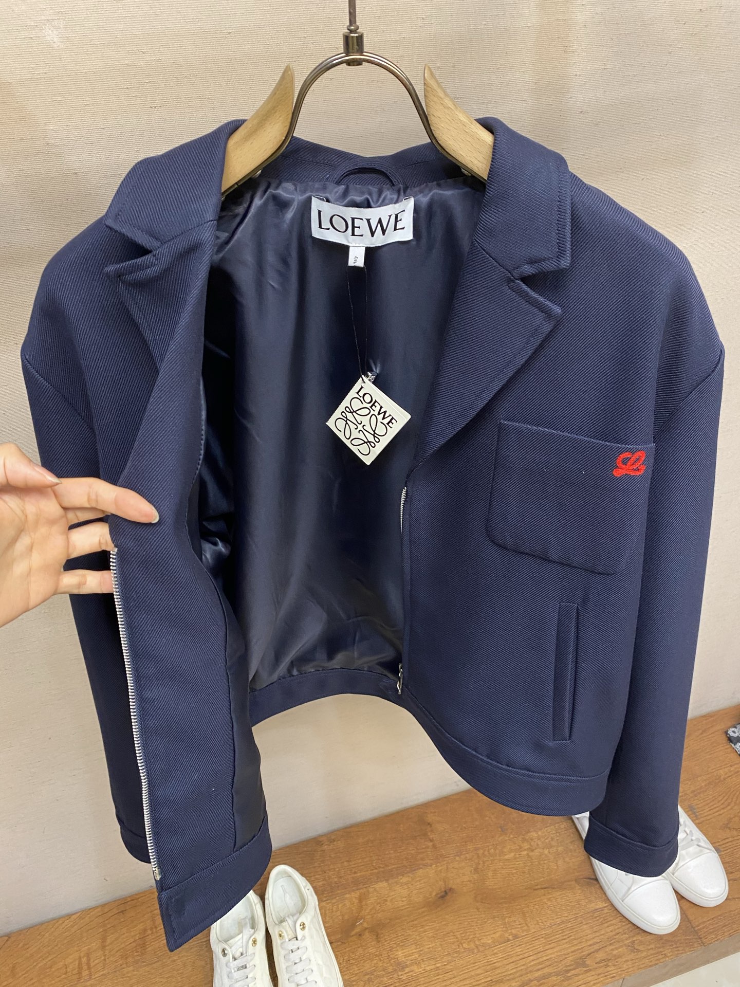 。（外套）🌟🌟Loewe 罗意威 SS26 早春新品西装领设计短款夹克外套尺码：S-XL