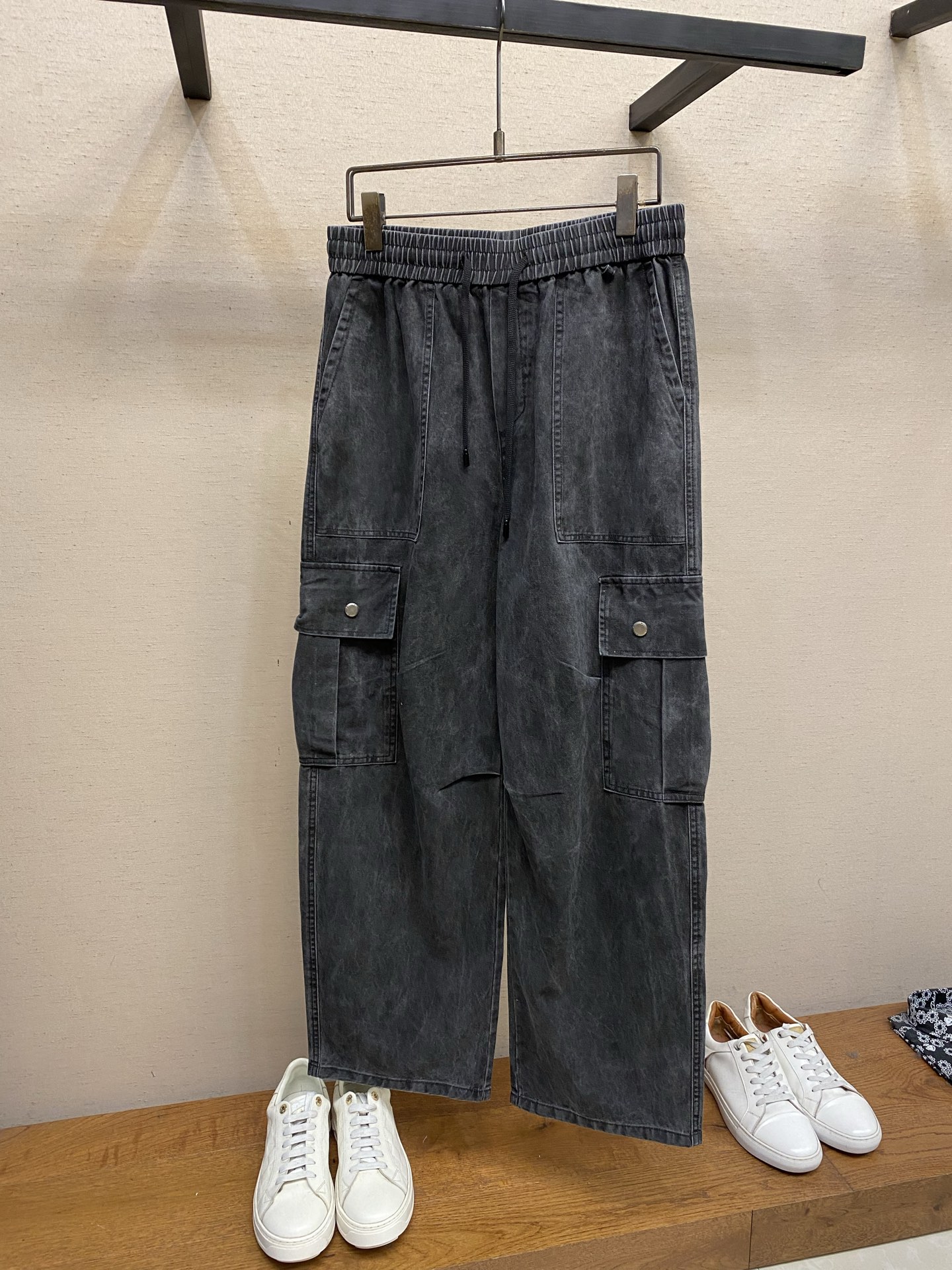 NO:746773,BV wax-washed double-pocket overalls | The collision of relaxation and industrial aesthetics. When minimalism meets workwear genes, these pants redefine the high-end sense of daily wear. The wax-washed distressing process uses Italian heavy wax-washing technology, giving the pure cotton denim a unique charcoal gray tone and retro texture. Each pair has a unique distressed texture.  The double-pocket workwear structure has iconic large flap pockets on both sides with metal snaps, which not only retains the practical attributes of the overalls, but also becomes the visual focus, making it tough yet casual. The elastic drawstring waistband and black drawstring bid farewell to the restrictive feeling of traditional overalls, and can be easily adjusted to create a lazy and casual drop-crotch silhouette.  Italian cotton is made of heavyweight pure cotton fabric, which has been treated with special wax washing. It feels soft but does not lose its stiffness. The upper body has a drapey feel and is not easily deformed after long-term wear. The loose wide-leg cut wide-leg pants are suitable for various leg types. The length of the pants is just right. Pair them with thick-soled shoes or boots to easily create a cool street look. Sizes XS-L,,bottega veneta,boots,19860909BV蜡洗双口袋工装裤｜松弛感与工业美学的碰撞 当极简主义遇上工装基因,这条裤子重新定义了日常穿搭的高级感. 蜡洗做旧工艺采用意大利重蜡洗工艺,让纯棉丹宁呈现出独特的炭灰色调与复古纹理,每一条都拥有独一无二的做旧质感. 双口袋工装结构两侧标志性翻盖大口袋搭配金属按扣,既保留了工装裤的实用属性,又成为视觉焦点,硬朗中透着随性. 松紧抽绳腰头弹力腰头搭配黑色抽绳,告别传统工装裤的束缚感,轻松调节松紧,打造慵懒随性的落裆廓形. 意大利棉甄选重磅纯棉面料,经过特殊蜡洗处理,触感柔软却不失挺括度,上身垂坠感十足,久穿不易变形. 宽松阔腿剪裁阔腿裤型包容各种腿型,裤长恰到好处,搭配厚底鞋或靴子,轻松打造街头潮酷感. 尺码XS-L,,bottega veneta,boots,,Men's clothing