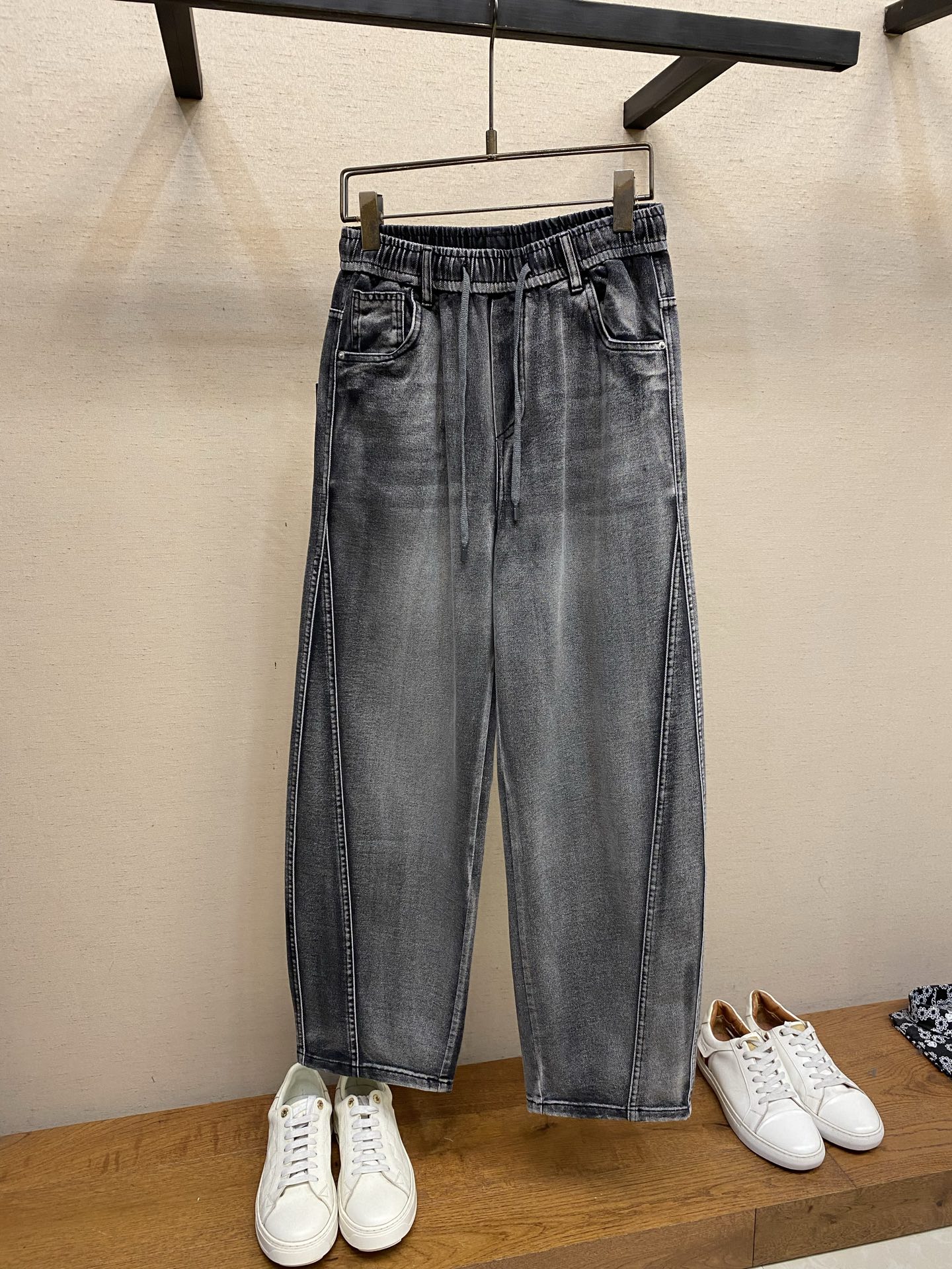 NO:746788,Prada 26 spring and summer style ~ P family washed gray oil painting jeans with a full sense of luxury. These jeans are an excellent choice to wear with a sense of art and relaxation. The unique washing process uses deep distressed washing, showing a rich gray tone, like a smudged oil painting. Every fade is natural and casual, and comes with a retro filter.  The comfortable and non-restrictive elastic waistband with drawstring design bids farewell to tightness and easily adapts to various body shapes. At the same time, it retains the stiffness of denim, allowing you to walk with style without restraint. The details highlight the quality of the iconic metal rivets, neat double-strand stitching, and the brand label inside, each of which reveals the ingenuity of the luxury brand.  Versatile styling tool, whether paired with a simple white T to create a street style, or with a knitted sweater to create a lazy feel, these pants can be easily held in place and become a 'taiwan oil' item in your wardrobe. Wearing them, you will be a walking fashion pictorial, low-key yet high-end, casual yet stylish. Sizes XS-L,, prada, jeans,19860909Prada 26春夏款~高级感拉满的P家水洗灰油画牛仔裤 这条牛仔裤,是把艺术感和松弛感穿在身上的绝佳选择. 独特水洗工艺采用深度做旧水洗,呈现出层次丰富的灰调,像一幅晕染开的油画,每一处褪色都自然随性,自带复古滤镜. 舒适无束缚松紧腰头搭配抽绳设计,告别紧绷感,轻松适配各种身形,同时保留了牛仔的挺括感,走路带风却毫无束缚. 细节彰显品质标志性的金属铆钉、工整的双股车线,以及内里的品牌标签,每一处都透露出奢侈品牌的匠心工艺. 百搭造型利器无论是搭配简约白T打造街头风,还是用针织衫营造慵懒感,这条裤子都能轻松hold住,成为你衣橱里的“万金油”单品. 穿上它,你就是行走的时尚画报,低调中透着高级,随性中不失格调. 尺码XS-L,,prada,jeans,,Men's clothing
