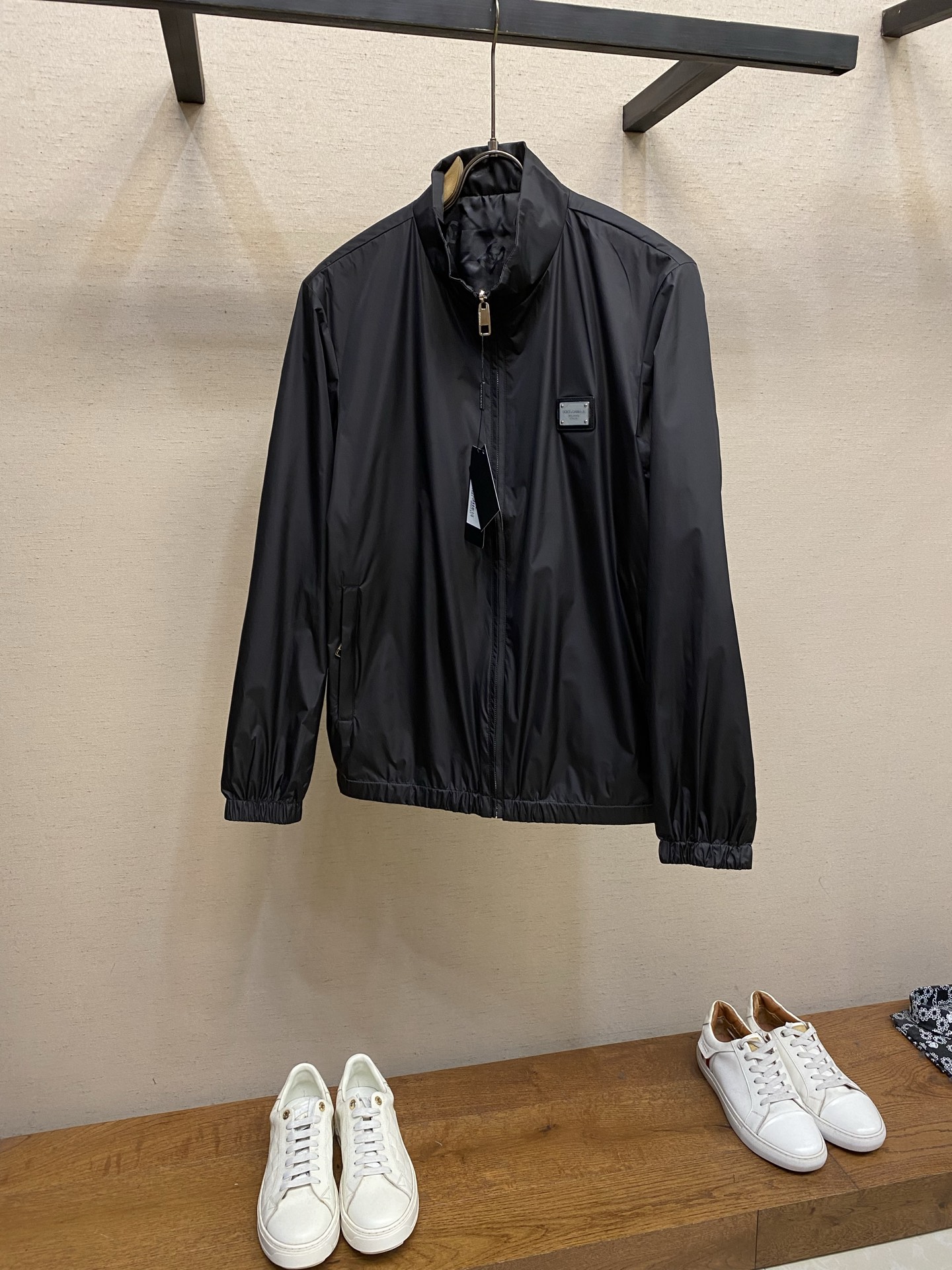 NO:746782,DG 2026 new men's casual custom-made double-sided jacket. Put on a simple and capable casual jacket, and instantly return to a fashionable and domineering state, and full of vitality. The most popular zipper design in history, all fabrics need to be customized, full of luxury. The slim tailoring reflects our perfect body shape, which can be easily controlled regardless of fat or thin. Super versatile style, not picky, suitable for different age groups. High street practical wear, spring and summer matching tool Size M-4xl,, jackets &  coats,jackets & coats,19860909DG 2026新款男士休闲定制双面夹克外套.穿上简约干练的休闲外套,瞬间重回时髦霸气,又是活力满满的状态.史前最流行的拉链设计,面料全部需要定制,奢华感十足.修身的剪裁体现出我们完美的体型无论胖瘦都可以轻松驾驭.超百搭款式,不挑身材的款,适合不同年龄段穿着.高街实穿款,春夏搭配利器 尺码M-4xl,,jackets & coats,jackets & coats,,Men's clothing