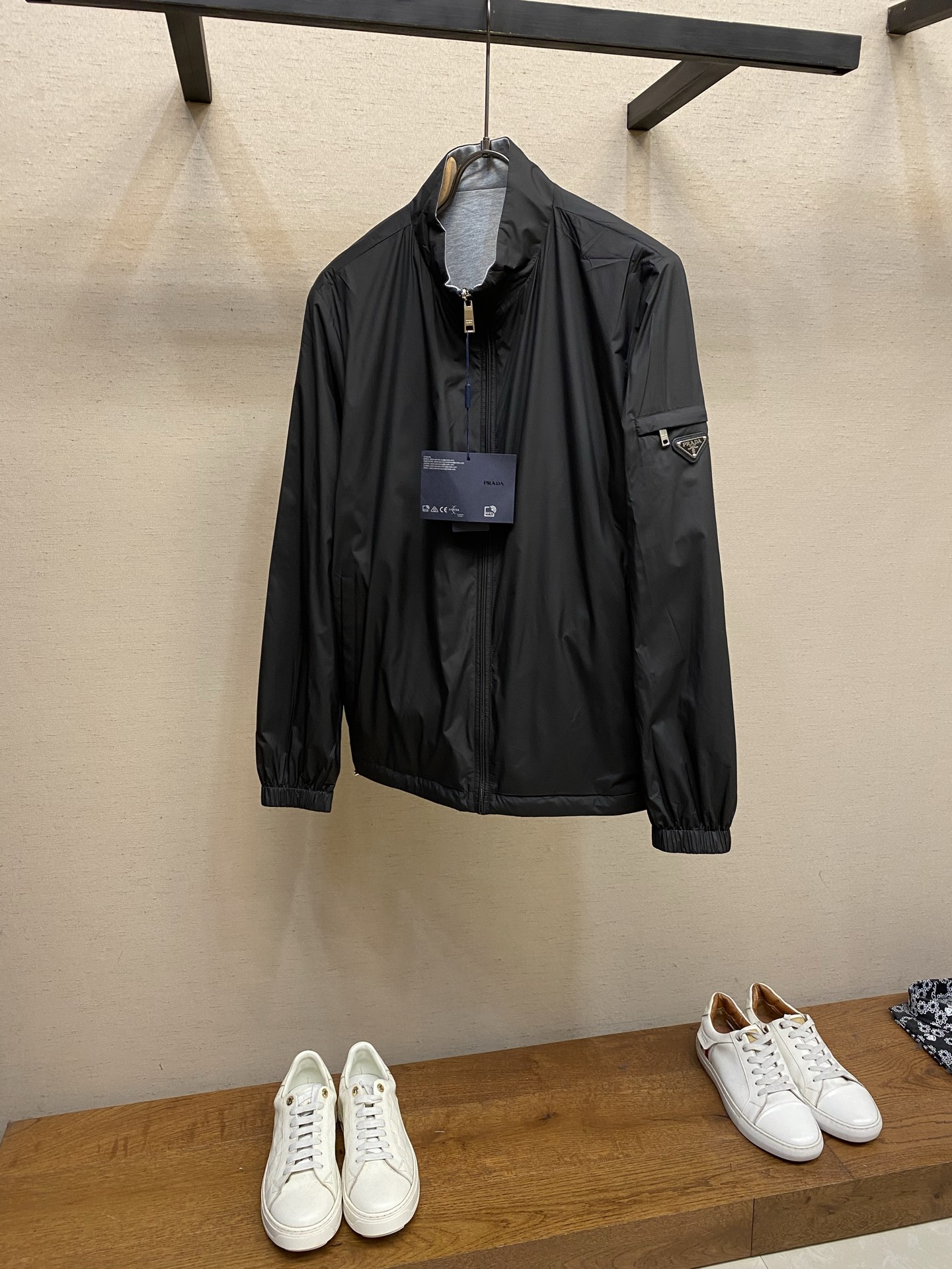 NO:746784,Prada 2026 new men's casual custom-made double-sided jacket. Put on a simple and capable casual jacket, and instantly return to a fashionable and domineering state, and full of vitality. The most popular zipper design in history, all fabrics need to be customized, full of luxury. The slim tailoring reflects our perfect body shape, whether fat or thin, it can be easily controlled. Super versatile style, not picky, suitable for different age groups. High street practical wear, perfect tool for spring and summer matching  Size M-4xl,,prada,jackets & coats,jackets & coats,19860909Prada 2026新款男士休闲定制双面夹克外套.穿上简约干练的休闲外套,瞬间重回时髦霸气,又是活力满满的状态.史前最流行的拉链设计,面料全部需要定制,奢华感十足.修身的剪裁体现出我们完美的体型无论胖瘦都可以轻松驾驭.超百搭款式,不挑身材的款,适合不同年龄段穿着.高街实穿款,春夏搭配利器 尺码M-4xl,,prada,jackets & coats,jackets & coats,,Men's clothing