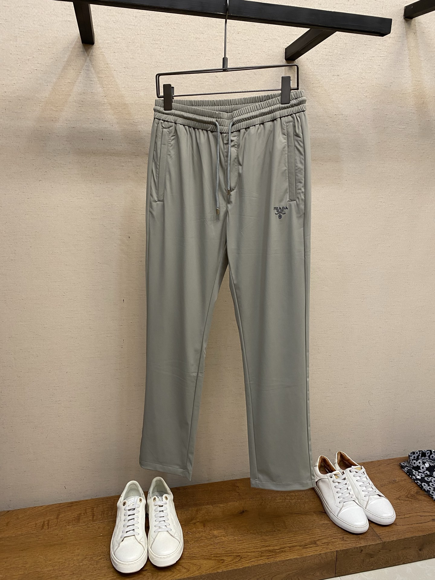 NO:746786,Prada men's casual pants, the latest upper body style, unbeatable!  You can definitely close your eyes and close your eyes. This pair of pants is very versatile and has an elastic waist. It can be worn in daily work and outdoor sports. It is the perfect combination of fashion and leisure and outdoor sports, so it is your best choice whether you wear it daily or outdoors. Extreme comfort and quick perspiration are the most popular focus, which improves the wearing comfort and is suitable for aerobic exercise and cross-country running conditions. This type of running casual pants has an extremely wide range of applications, allowing you to naturally maintain your love for sports in the summer, and can also be worn in leisure life.  Size S-4xl,,prada,19860909Prada 男士休闲裤 最新款上身版型无敌正！ 绝对可以闭眼收的一款 此款裤子非常百搭,弹力腰围,日常上班 户外运动都可以穿着,是时尚休闲与户外运动的完美结合,所以无论您平时穿或者户外穿都是您的最佳选择. 极致舒适和快速排汗是备受青睐的重点,提升穿着舒适度,适合有氧运动和越野跑条件下穿着,此款是一件适用范围极其广泛的跑步休闲裤,让你在夏天自然可以保持对运动热爱,也可以在休闲生活中穿着 尺码S-4xl,,prada,,Men's clothing