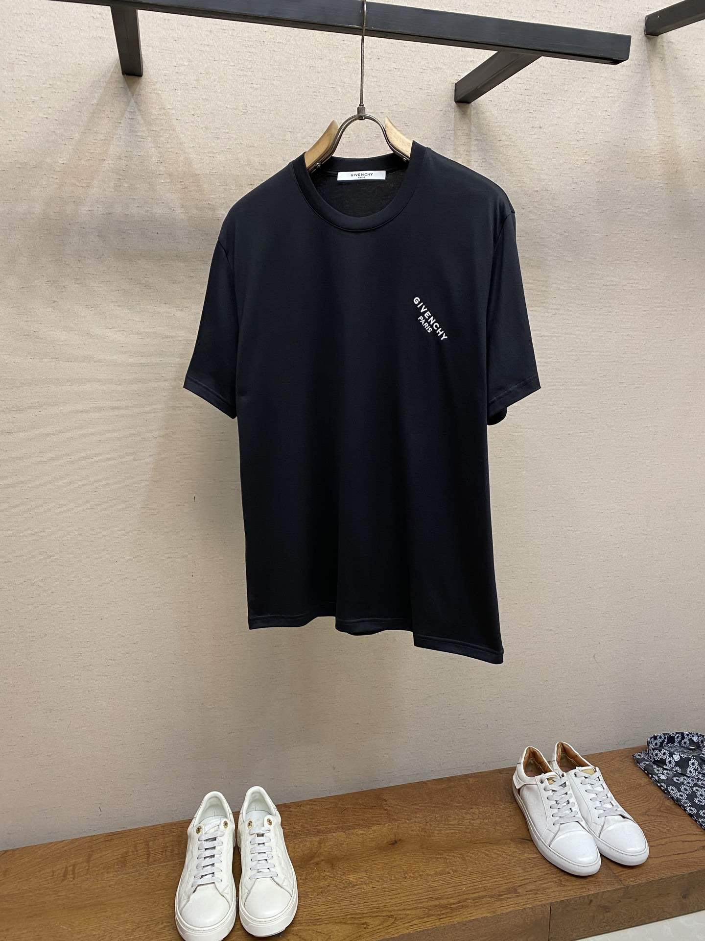 NO:957079,,,Givenchy's new short-sleeved yyds is a daily wear with closed eyes when going out. Customized pure cotton stretch cotton fabric short-sleeved T-shirt. The charm lies in creating a simple and luxurious fashion. You can match it casually to feel the unique British style. The loose version shows a casual style, whether it is paired with jeans, casual pants, or skirts, it can show a unique personality. Size S-2xl,,givenchy,skirts,jeans,T-shirt,tees,t-shirt,19860909,,Givenchy新款短袖yyds 日常出门闭眼搭 定制纯棉弹力棉面料短袖T恤 魅力在于创造了简约奢华感的时尚,随意搭配感受英式风格独特气质. 宽松的版型展现出休闲随意的风格,无论是搭配牛仔裤、休闲裤、还是裙子,都能展现出独特的个性 尺码S-2xl,,givenchy,skirts,jeans,T-shirt,tees，t-shirt,,Men's clothing