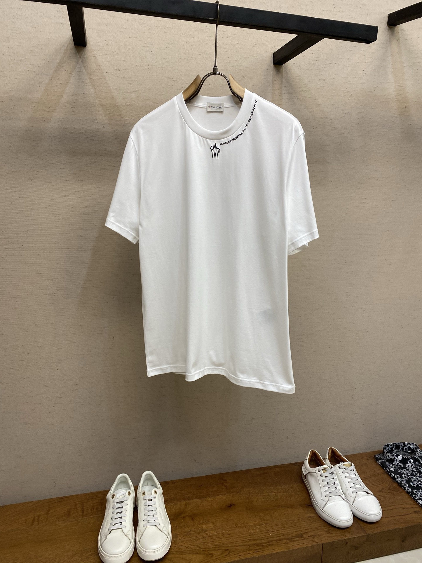 🌟🌟,,Moncler 新款短袖yyds😍 日常出门闭眼搭 定制纯棉弹力棉面料短袖T恤 魅力在于创造了简约奢华感的时尚 🌟🌟,,Moncler 新款短袖yyds😍 日常出门闭眼搭 定制纯棉弹力棉面料短袖T恤 魅力在于创造了简约奢华感的时尚
