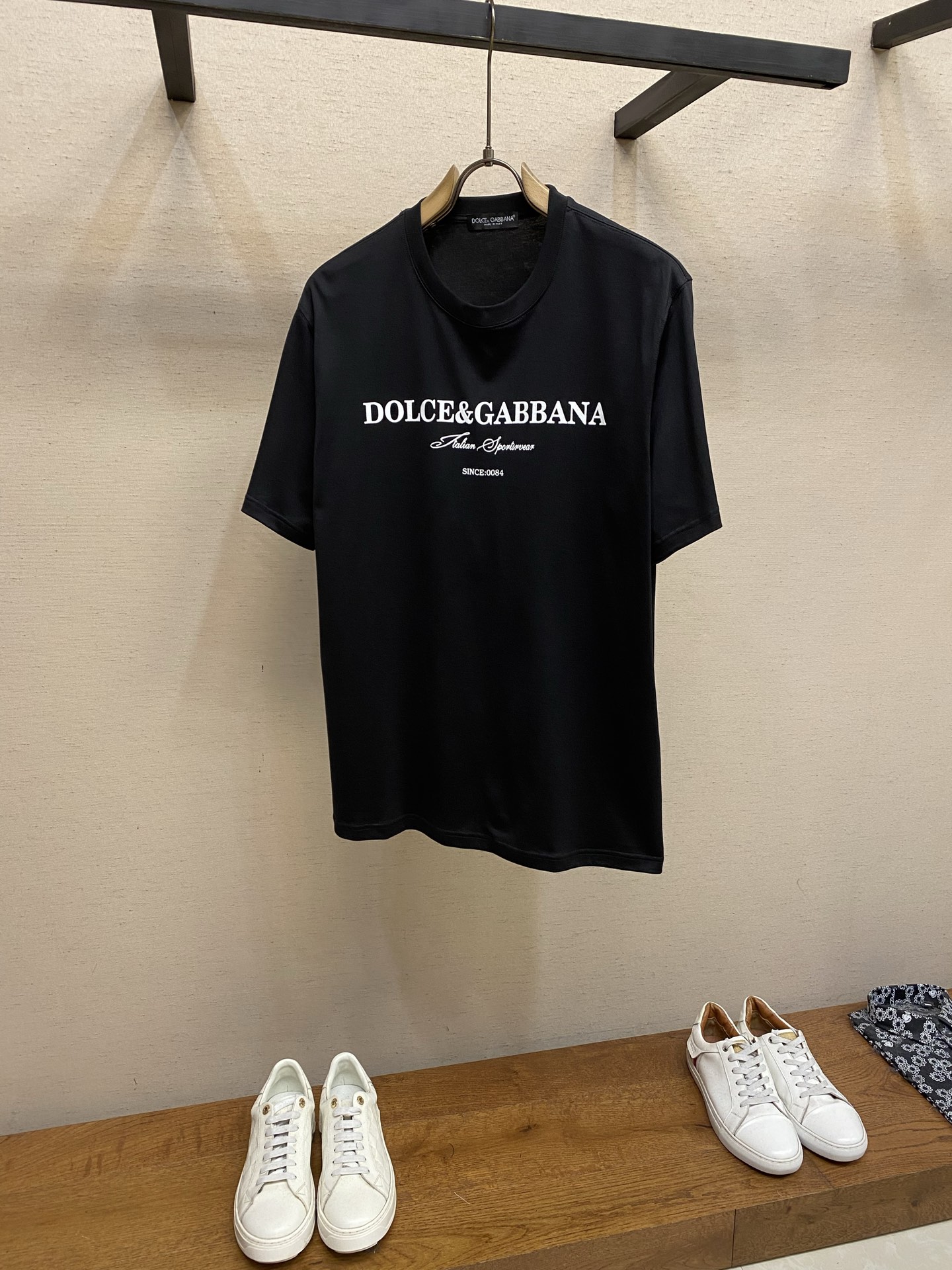 NO:957031,,,DG's new short-sleeved yyds is a daily wear with closed eyes when going out. Customized pure cotton stretch cotton fabric short-sleeved T-shirt. The charm lies in creating a simple and luxurious fashion. You can match it casually to feel the unique British style. The loose version shows a casual style, whether it is paired with jeans, casual pants, or skirts, it can show a unique personality. Size S-2xl,,skirts,jeans,T-shirt,tees,t-shirt,19860909,,DG 新款短袖yyds 日常出门闭眼搭 定制纯棉弹力棉面料短袖T恤 魅力在于创造了简约奢华感的时尚,随意搭配感受英式风格独特气质. 宽松的版型展现出休闲随意的风格,无论是搭配牛仔裤、休闲裤、还是裙子,都能展现出独特的个性 尺码S-2xl,,skirts,jeans,T-shirt,tees，t-shirt,,Men's clothing