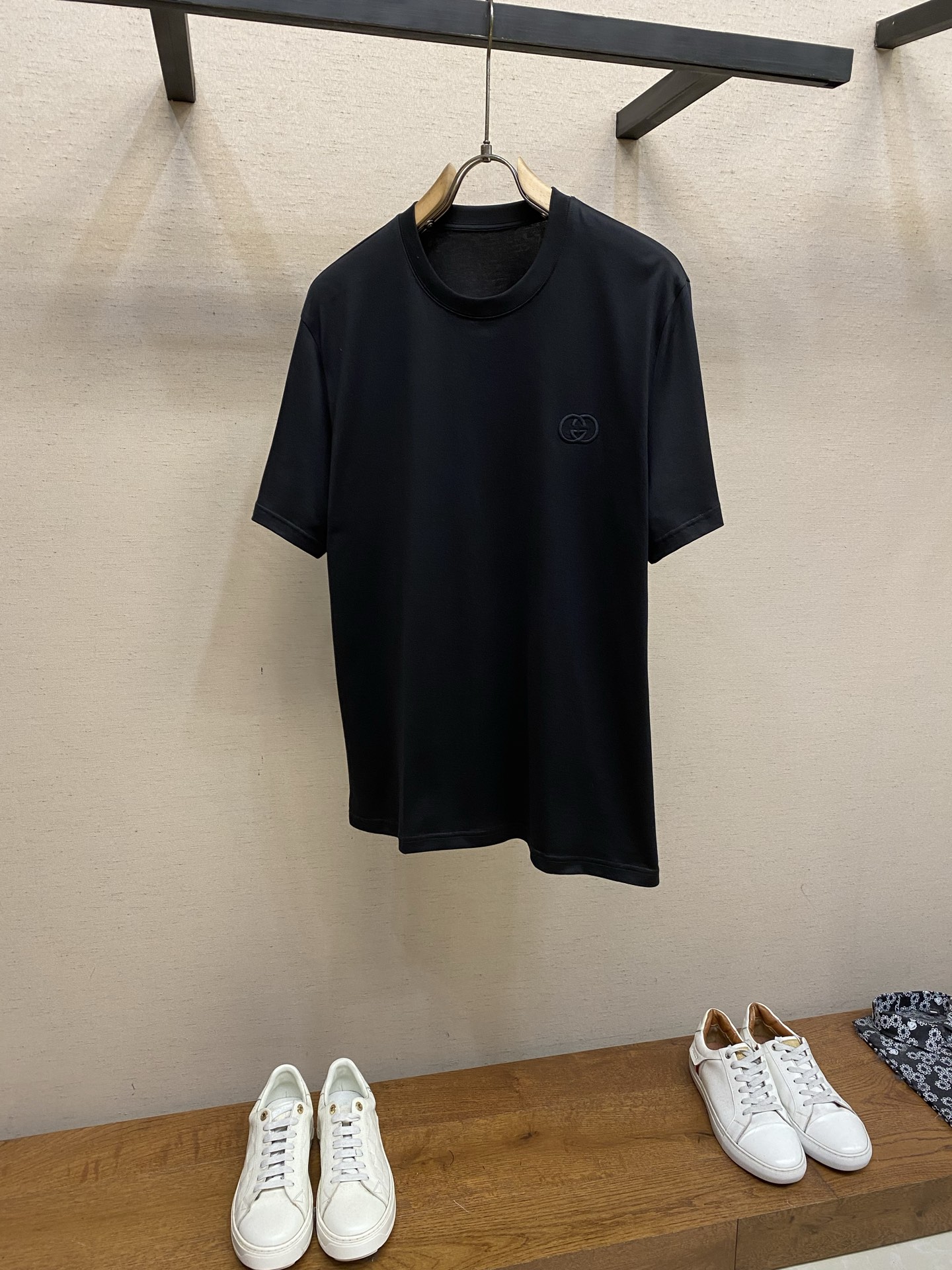 NO:957039,,,Gucci's new short-sleeved yyds can be worn with eyes closed every day when going out. Customized short-sleeved T-shirt made of pure cotton stretch cotton. The charm lies in creating a simple and luxurious fashion. You can match it casually to feel the unique British style. The loose version shows a casual and casual style. Whether it is paired with jeans, casual pants, or a skirt, it can show a unique personality. Size S-2xl,,gucci,skirts,jeans,T-shirt,tees,t-shirt,19860909,,Gucci 新款短袖yyds 日常出门闭眼搭 定制纯棉弹力棉面料短袖T恤 魅力在于创造了简约奢华感的时尚,随意搭配感受英式风格独特气质. 宽松的版型展现出休闲随意的风格,无论是搭配牛仔裤、休闲裤、还是裙子,都能展现出独特的个性 尺码S-2xl,,gucci,skirts,jeans,T-shirt,tees，t-shirt,,Men's clothing