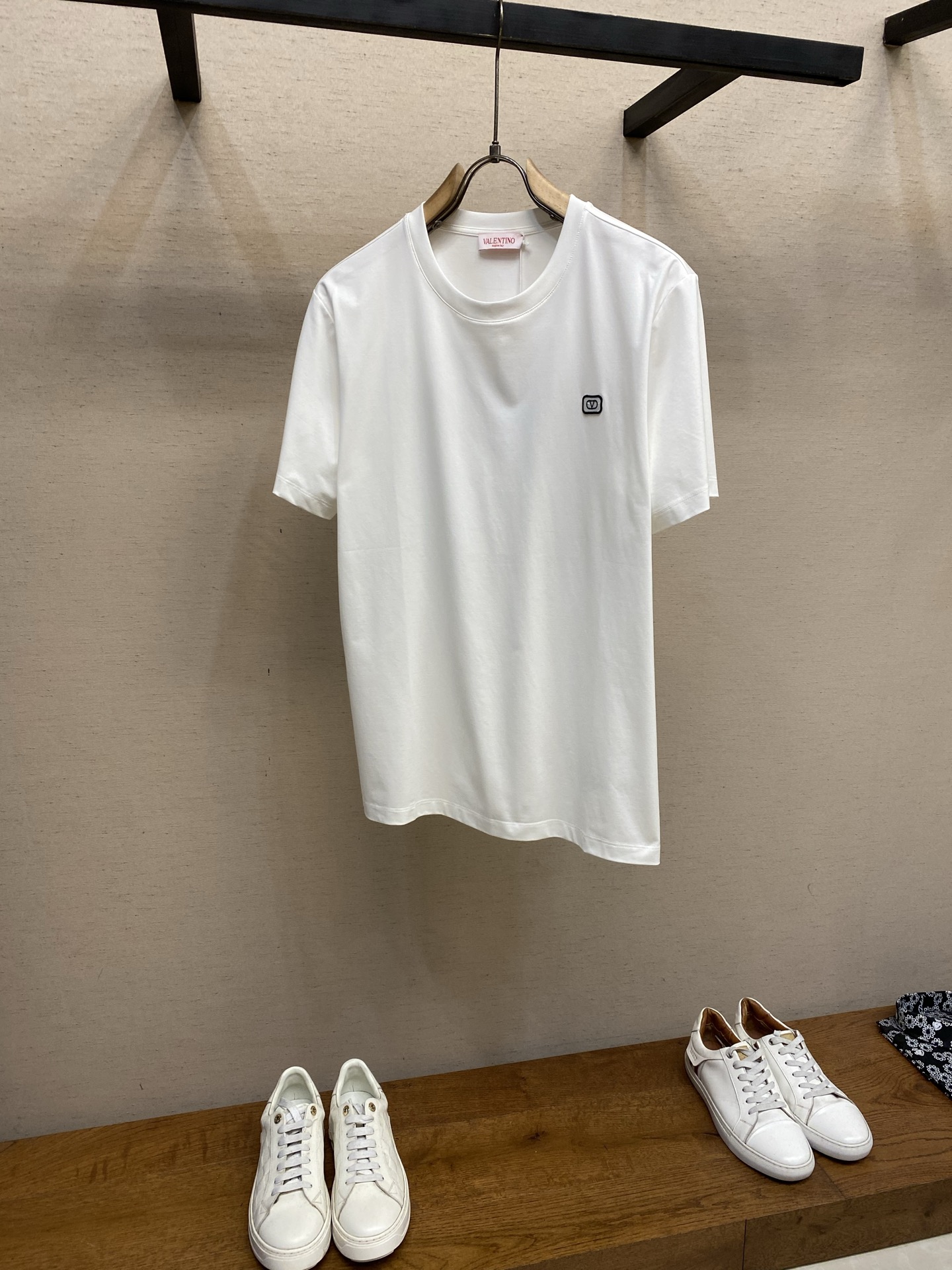 NO:957047,,,VLT new short-sleeved yyds for daily outings with eyes closed. Customized short-sleeved T-shirt made of pure cotton stretch cotton. The charm lies in creating a simple and luxurious fashion. You can match it casually to feel the unique British style. The loose version shows a casual style, whether it is paired with jeans, casual pants, or skirts, it can show a unique personality. Size S-2xl,,skirts,jeans,T-shirt,tees,t-shirt,19860909,,VLT 新款短袖yyds 日常出门闭眼搭 定制纯棉弹力棉面料短袖T恤 魅力在于创造了简约奢华感的时尚,随意搭配感受英式风格独特气质. 宽松的版型展现出休闲随意的风格,无论是搭配牛仔裤、休闲裤、还是裙子,都能展现出独特的个性 尺码S-2xl,,skirts,jeans,T-shirt,tees，t-shirt,,Men's clothing