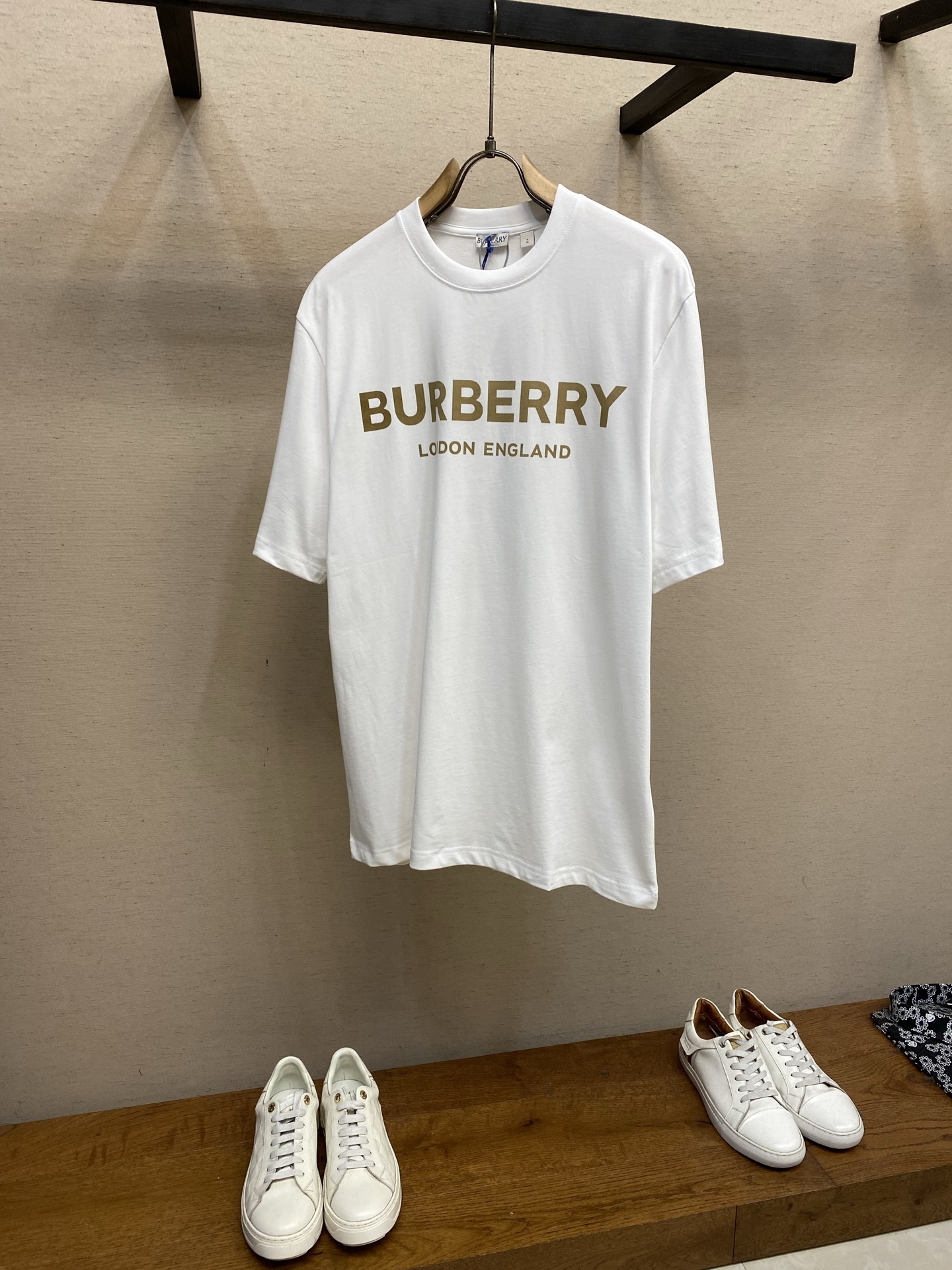 NO:930994,BBR Letter Printed Round Neck Pullover Short Sleeve T-Shirt Authentic Purchased at 2439 New Silk Cotton 210g 1*1 Stretch Rib 300g Glue Printing Fabric Enzyme Wash Customized 11 Trademarks Fitted Version!  !  !  !  !  Size S-XL,,T-shirt,tees,t-shirt,19860909BBR 字母印花圆领套头短袖T恤 正品2439购入 新丝棉210克 1*1拉架罗纹300克 胶浆印花 面料酵洗 定制11商标 合身版型！！！！！ 尺码S-XL,,T-shirt,tees，t-shirt,,Men's clothing