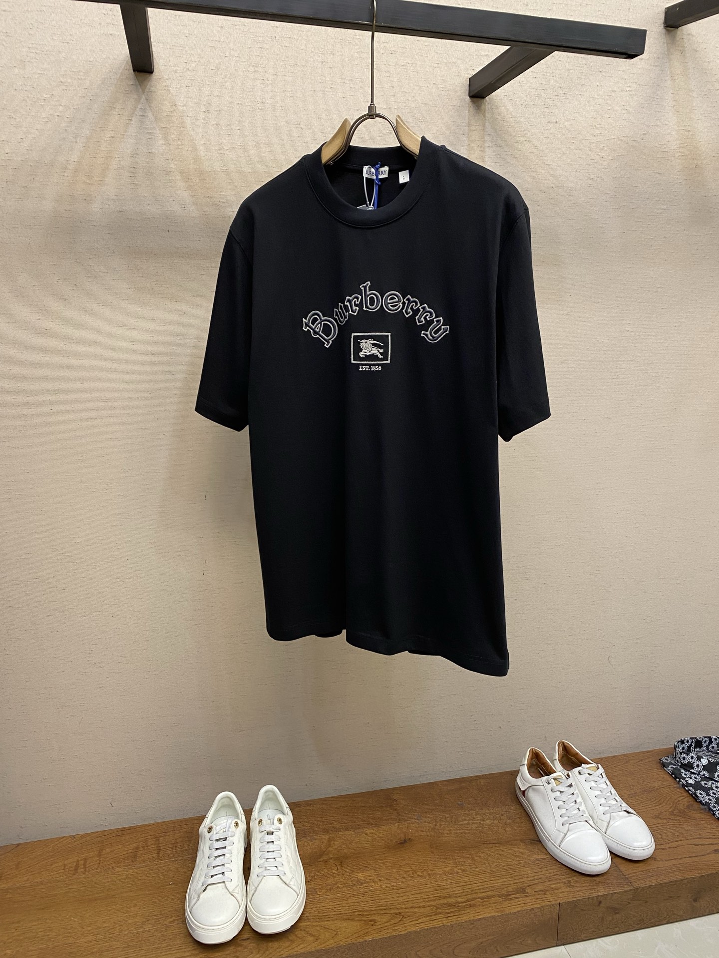 NO:936437,BBR logo cotton short-sleeved T-shirt, genuine product purchased for 4550, 235g of washed Weiss cotton, 285g of stretch rib, imported embroidery, fabric wash, customized 11 trademarks, loose fit!  !  !  !  Size S-XL,,T-shirt,tees,t-shirt,19860909BBR 徽标棉质短袖T恤衫 正品4550购入 洗后维斯棉235克 舒弹罗纹285克 进口刺绣 面料酵洗 定制11商标 宽松版型！！！！ 尺码S-XL,,T-shirt,tees，t-shirt,,Men's clothing