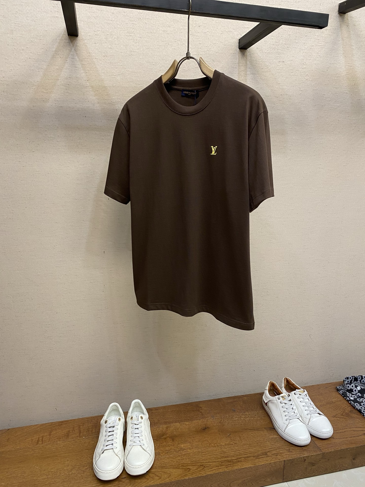 NO:761692,1V V Year of the Horse limited edition classic small logo embroidered short-sleeved T-shirt. Simple and luxurious, three-color commuting king. The Year of the Horse limited luxury short-sleeved product cleverly blends classics and zodiac aesthetics, showing high-end taste in a low-key manner. Selected 99% combed cotton fabric, soft and skin-friendly, drape and stiff, breathable and not sweaty on the upper body, and not easy to deform after long-term daily wear. Minimalist and loose silhouette, not picky about the body shape, neatly hide the flesh, can be easily used for commuting, leisure, and dating.  The contrasting small label embroidery on the chest is exquisite and three-dimensional, and low-key highlights the brand style; the limited horse embroidery pattern on the back is smart and delicate, and the red embellishment adds a sense of zodiac ritual, with craftsmanship hidden in the details. Three colors are available: classic black, pure white, and high-end coffee. It does not matter whether you wear it or your skin color. It is noble when worn alone or layered. It is easy to create a low-key and elegant men's outfit, which is both practical for daily wear and valuable for collection.  Size XS-L,,T-shirt,tees,t-shirt,198609091V V马年限定款经典小标刺绣短袖T恤 简约奢感,三色通勤王.马年限定奢品短袖,将经典与生肖美学巧妙相融,低调中尽显高级品味. 甄选99精梳棉面料,软糯亲肤、垂感挺括,上身透气不闷汗,日常久穿不易变形.极简宽松廓形,不挑身形,利落藏肉,通勤、休闲、约会皆能轻松驾驭. 胸前撞色小标刺绣,精致立体,低调彰显品牌格调；后背限定骏马刺绣纹样,线条灵动细腻,红彩点缀更具生肖仪式感,细节处藏着匠心质感. 经典黑、纯净白、高级咖三色可选,不挑穿搭不挑肤色,单穿叠穿都显贵,轻松打造低调有品的男士穿搭,日常实穿性与收藏价值兼备. 尺码XS-L,,T-shirt,tees，t-shirt,,Men's clothing