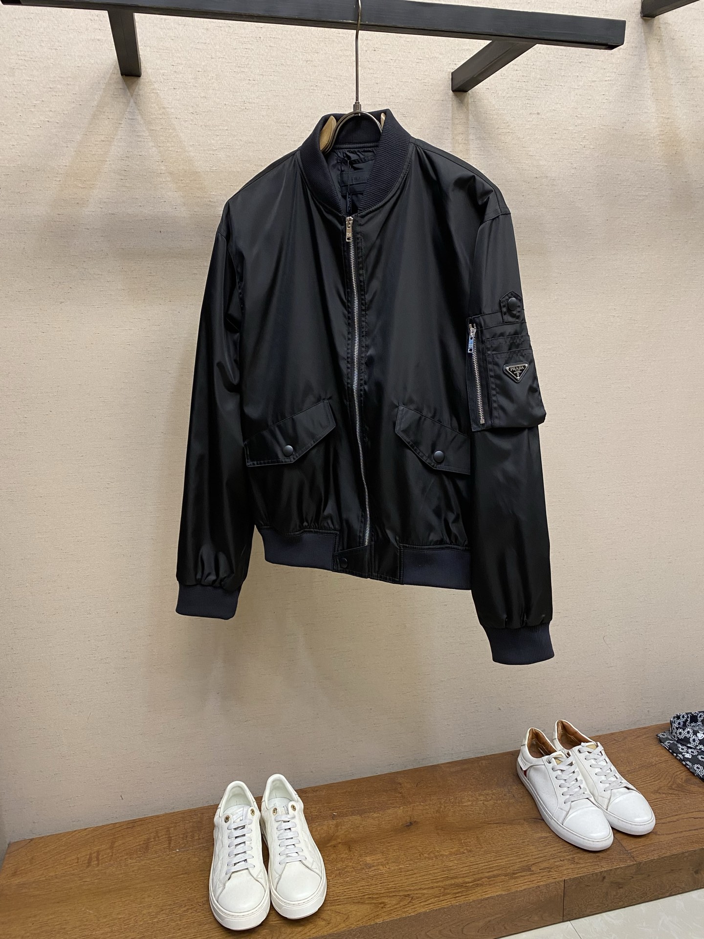 NO:761687,Prada's same triangle bomber jacket is made of nylon fabric!  Lightweight and practical casual jacket, versatile black, refreshing and clean, with diagonally inserted zipper pockets on both sides, making the style more casual!  Create age-reducing casual and comfortable items!  Classic is timeless, it’s definitely worth buying!  Fashionable and casual, the style is versatile and does not matter any figure, sizes 48, 50, 52, 54, prada, jackets & coats, jackets & coats,19860909Prada 同款三角标飞行员夹克外套 采用尼龙面料！轻便实用的休闲夹克,百搭黑色清爽干净两侧斜插拉链口袋装饰, 款式更显休闲！打造减龄休闲舒适单品！经典即永恒,入手绝对值的！时髦又休闲,版型百搭不挑身材, 尺码48,50,52,54,,prada,jackets & coats,jackets & coats,,Men's clothing