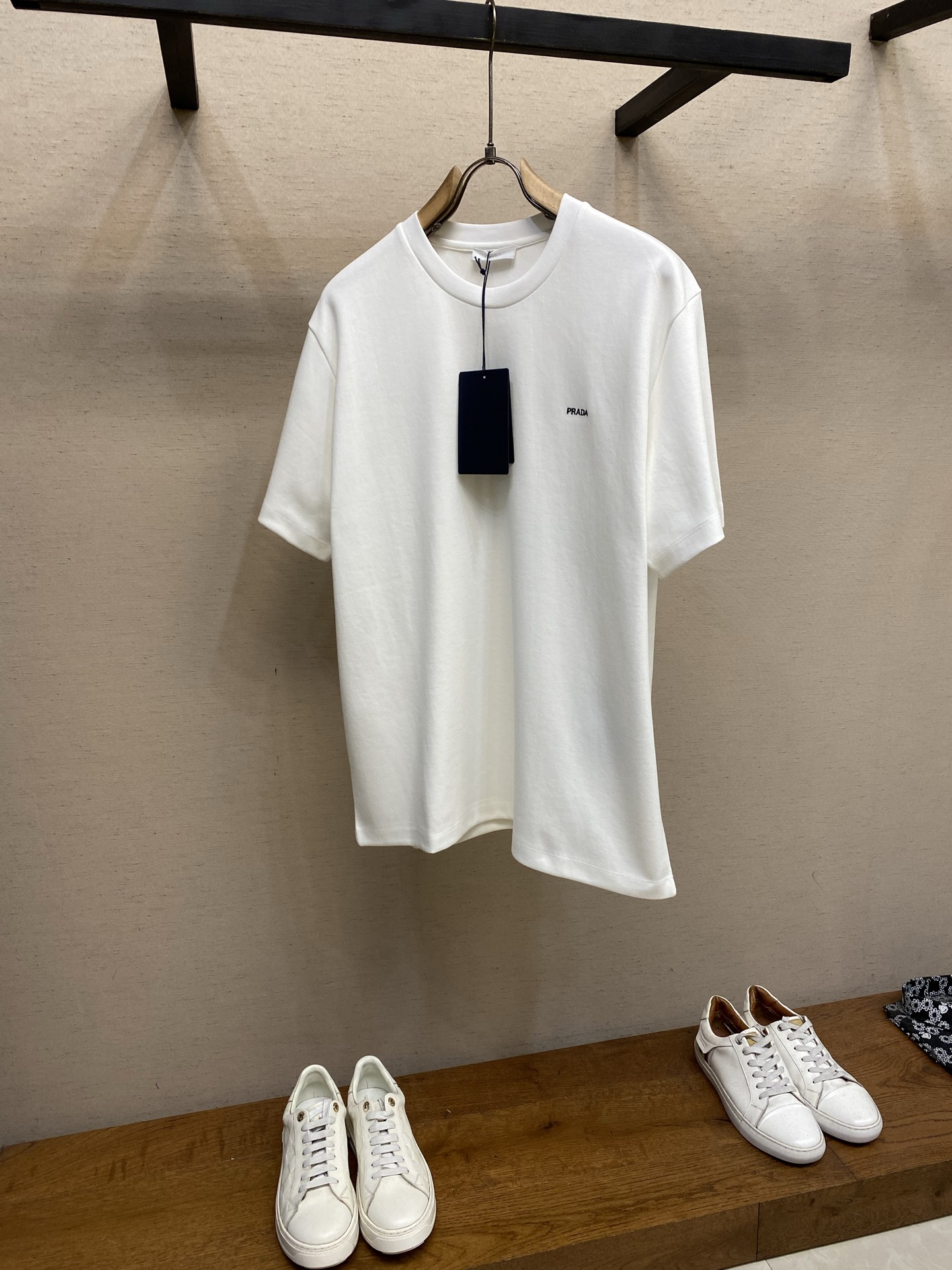 NO:761697,Prada 2026FW spring and summer series simple and versatile cotton half-sleeved T-shirt. This cotton T-shirt adopts a classic cut, with a round neck and a slim fit. Embroidered brand letter logo. It is recommended to dry clean or wrap it inside out in a laundry bag for quick machine washing in cold water!  Size S-XL,,prada,tees,t-shirt,19860909Prada 2026FW春夏系列简约百搭棉质半袖T恤 这款棉质T恤采用经典剪裁,配以圆领和修身版型.刺绣品牌字母徽标. 建议干洗或反面包裹洗衣袋冷水快速机洗！ 尺码S-XL,,prada,tees，t-shirt,,Men's clothing