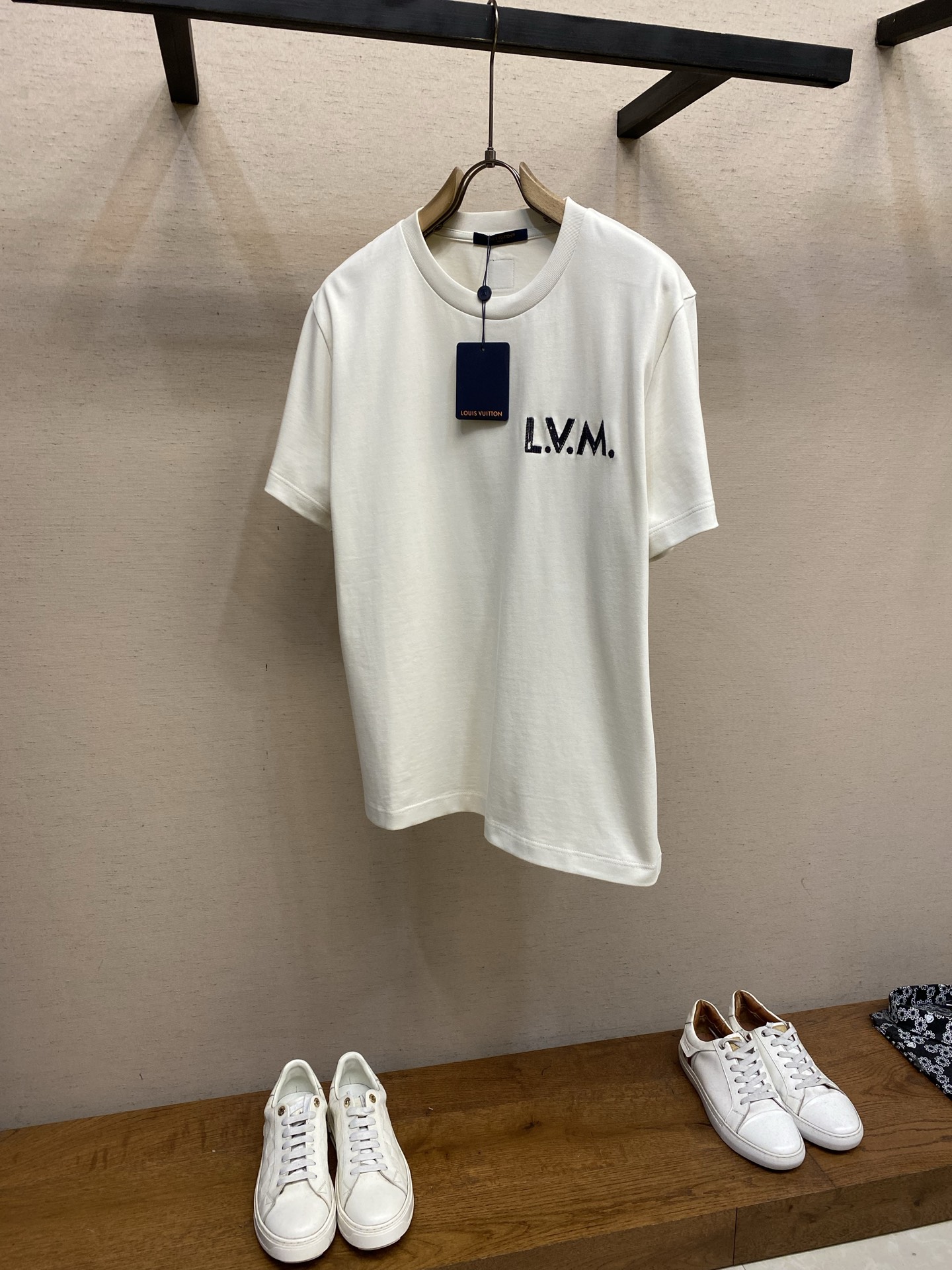 NO:761702,1V Louis Vuitton 2026FW Show Style The restrained color of this cotton short-sleeved crew-neck shirt is suitable for mixing and matching with the seasonal series. The L.V.M. letters are on the chest to release tension, the embroidery is subtle embellishment on the back hem, and the leather patch is nestled under the collar. The heavyweight cotton is comfortable and crisp. For pure cotton products, please wrap them in a laundry bag with cold water and wash separately to dry naturally. Do not soak in warm water!  Size S-XL,,louis vuitton,T-shirt,198609091V 路易家2026FW 秀场款本款棉质短袖圆领衫的内敛色彩适宜与当季系列混合搭配.L.V.M. 字母在胸前释放张力,刺绣含蓄点缀背后下摆,皮革贴饰栖身衣领下方.重磅棉质舒适挺括 纯棉制品请反面冷水包裹洗衣袋单独洗涤自然晾干,切勿温热水浸泡！ 尺码S-XL,,louis vuitton,T-shirt,,Men's clothing