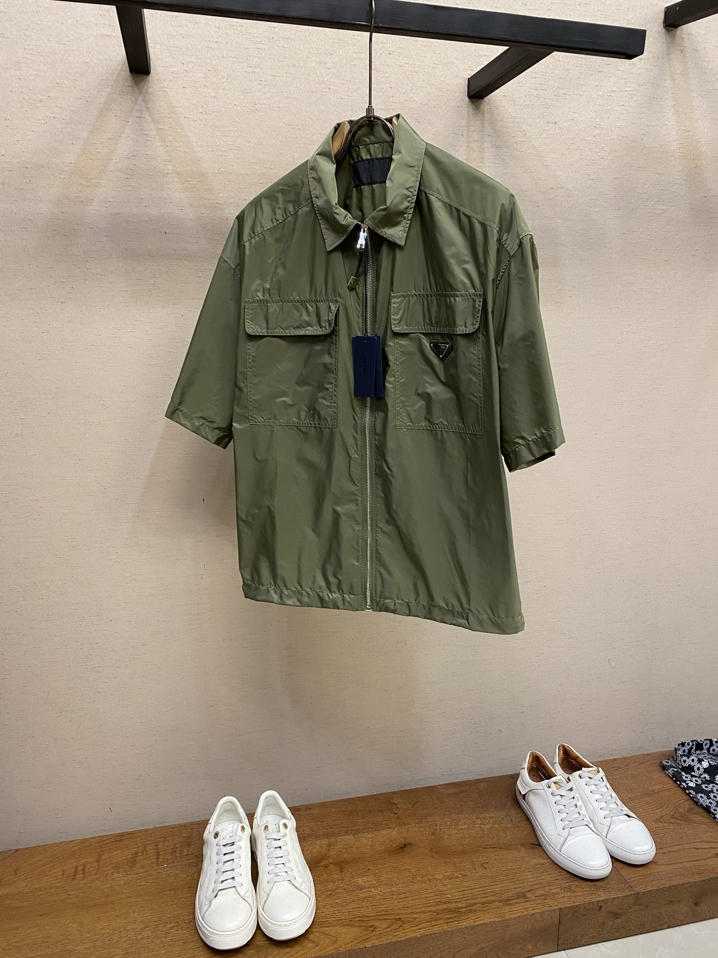 NO:761673,Prada extremely short-sleeved shirt This short-sleeved shirt combines practical details with sporty elements. The fabric is made of regenerated nylon. It is thinner than commonly used fabrics and is more suitable for spring and summer comfort. The neckline is made of half-moon angular craftsmanship. The details of the double stitching on the back are more streamlined. The zipper placket adds a simple and practical fashion touch. Pig-nose buckle. Drawstring. Adjustable hem width. Oversize version. Straight hem. Size S-XL.  Color green, black, prada, versace, shirts, T-shirt,19860909Prada极简短袖衬衫 这款短袖衬衫将实用细节与运动元素相结合 面料采用再生尼龙 比常用的面料都要薄、更适合春夏的舒适性、 领口采用半圆月凌角工艺后背双复式拼接的细节上身更有线条而拉链衣襟则增添了一抹简洁而实用的时尚触感 猪鼻扣 抽绳 可调节下摆宽度Oversize版型 平直底边 尺码S-XL 颜色绿色,黑色,,prada,versace,shirts,T-shirt,,Men's clothing