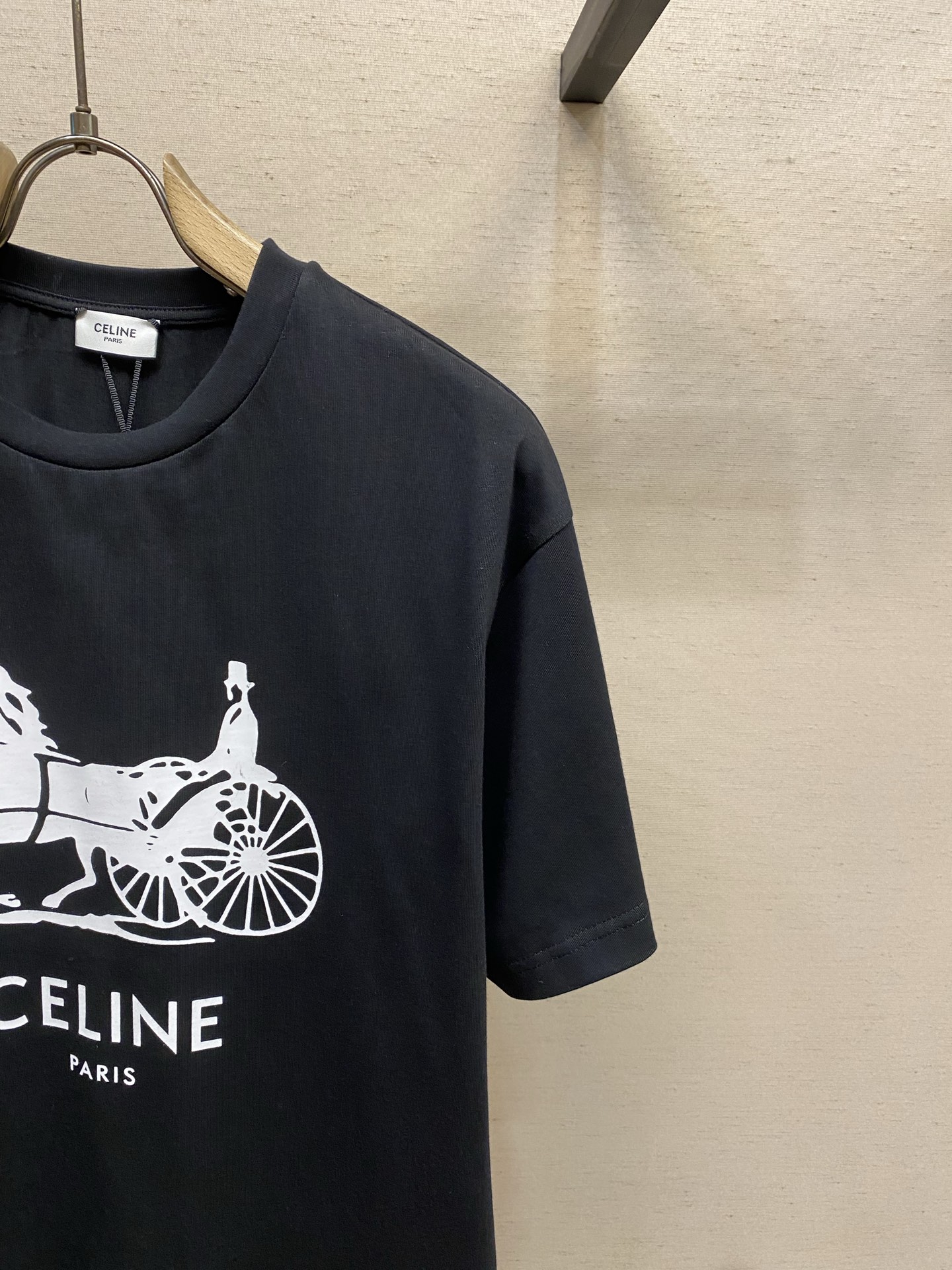 🌟🌟Celine 马车印花圆领短袖发售色系：黑色、白色⚠️原,900购买；纯棉质轻盈面料、马车图案胶浆印