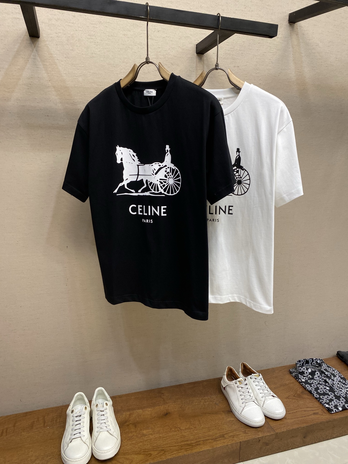 🌟🌟Celine 马车印花圆领短袖发售色系：黑色、白色⚠️原,900购买；纯棉质轻盈面料、马车图案胶浆印