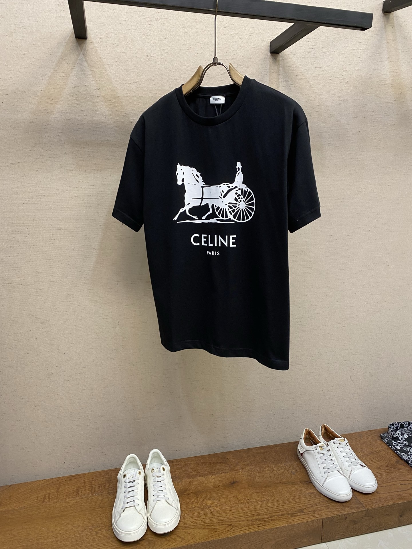 🌟🌟Celine 马车印花圆领短袖发售色系：黑色、白色⚠️原,900购买；纯棉质轻盈面料、马车图案胶浆印